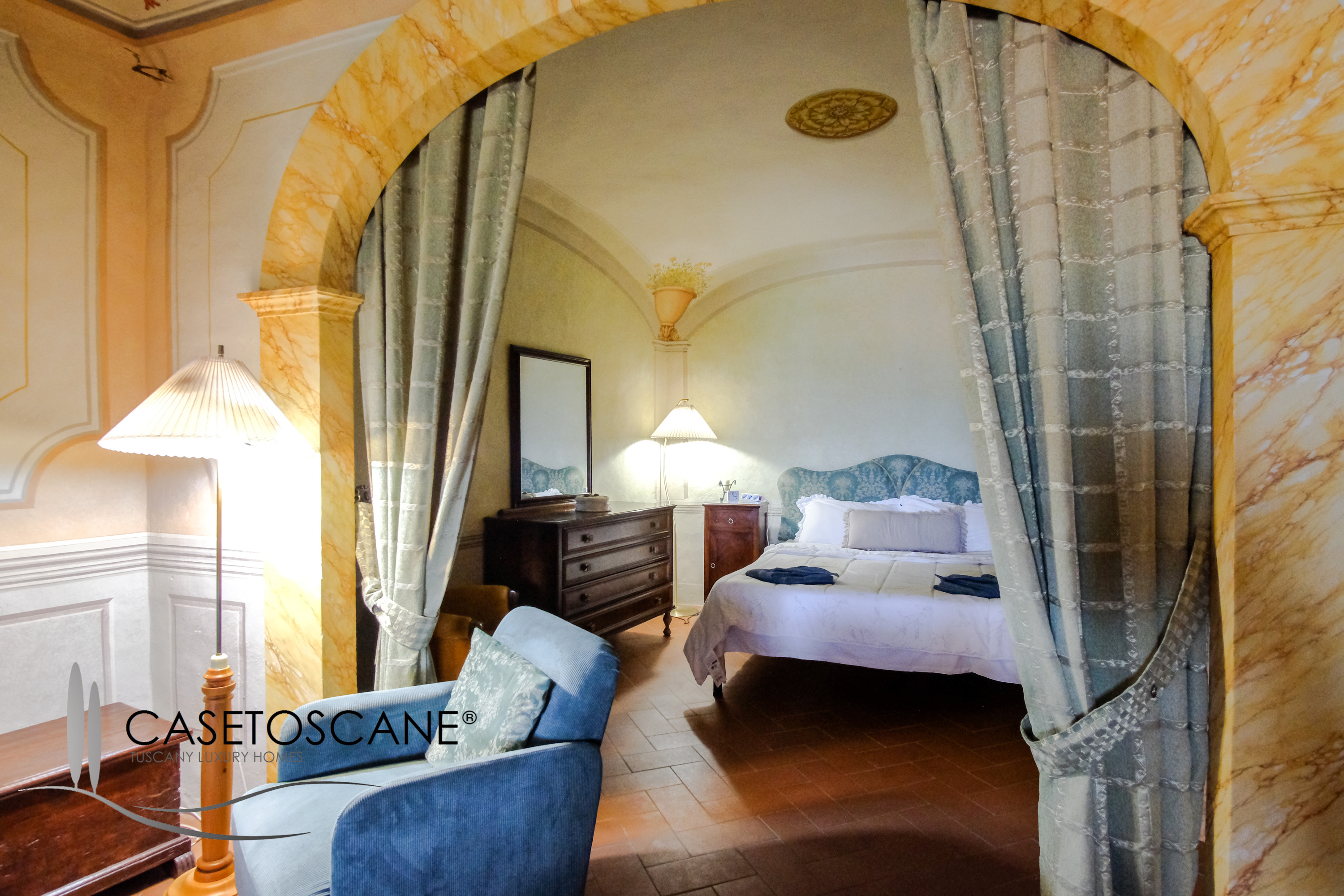 3230 - Prestigioso bilocale ristrutturato e affrescato in antico palazzo nel centro storico di Lucignano (AR), venduto arredato, con magnifica vista.