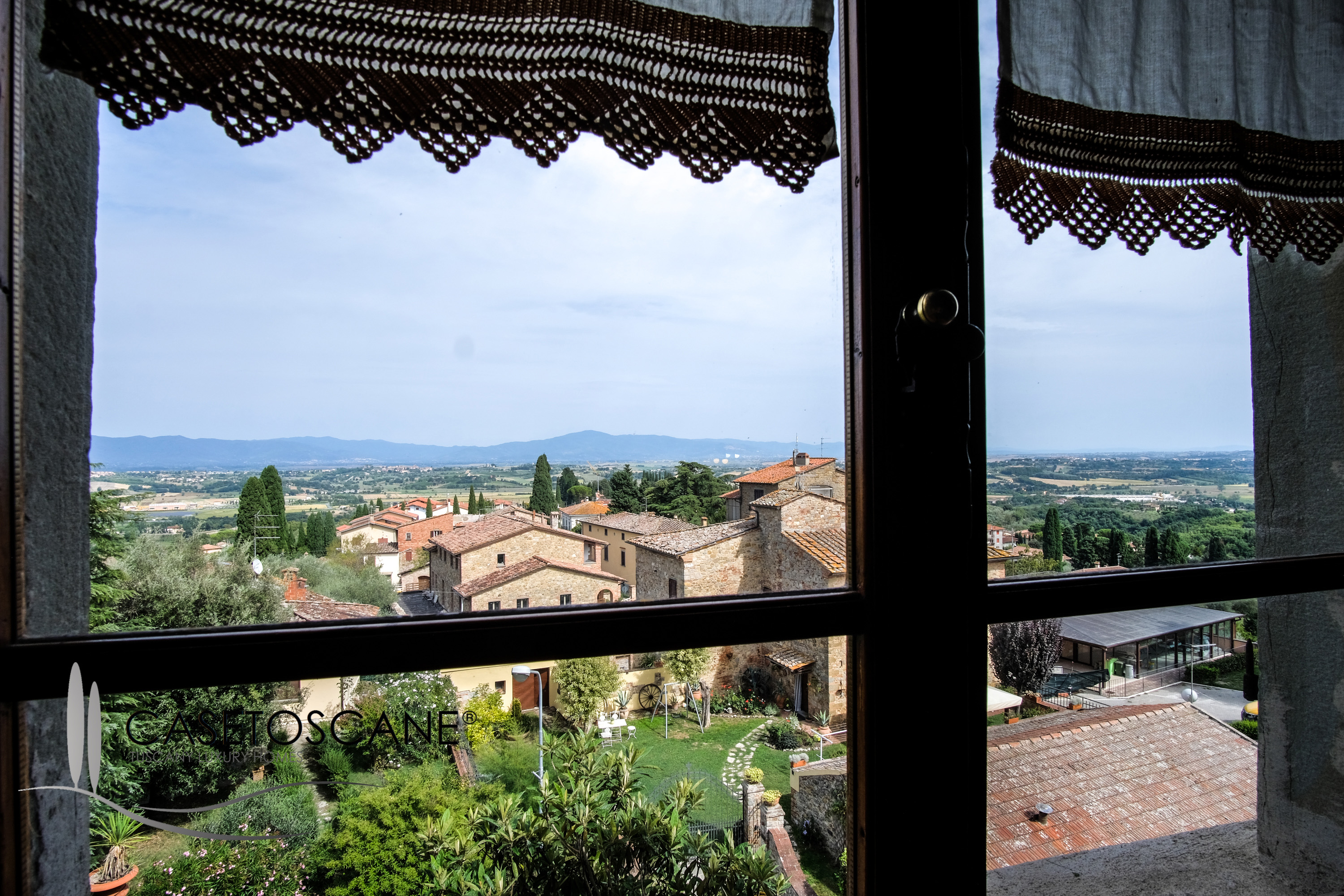 3230 - Prestigioso bilocale ristrutturato e affrescato in antico palazzo nel centro storico di Lucignano (AR), venduto arredato, con magnifica vista.