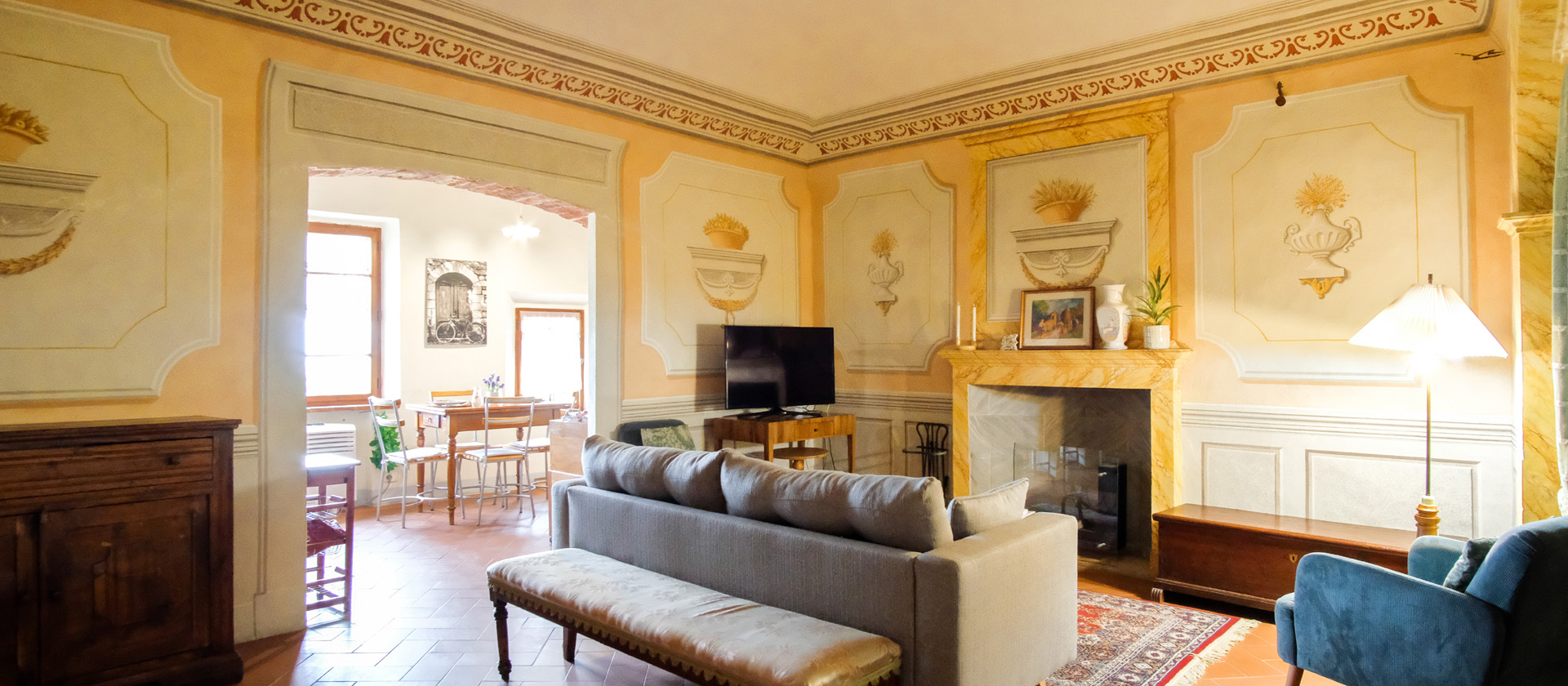3230 - Prestigioso bilocale ristrutturato e affrescato in antico palazzo nel centro storico di Lucignano (AR), venduto arredato, con magnifica vista.