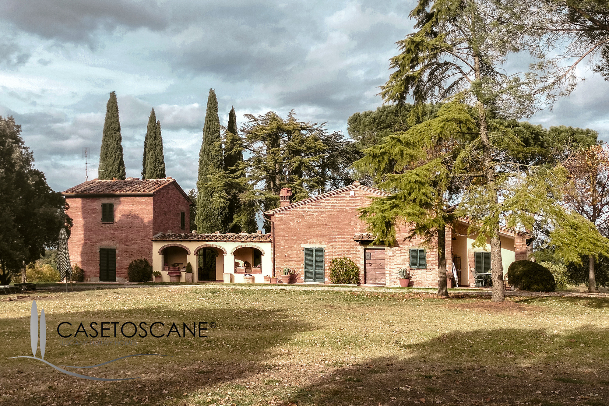 3235 - Casale perfettamente conservato di circa mq.250 oltre ad annesso di mq.45, con terreno di 2,5 ettari nella bellissima campagna di Lucignano (AR).