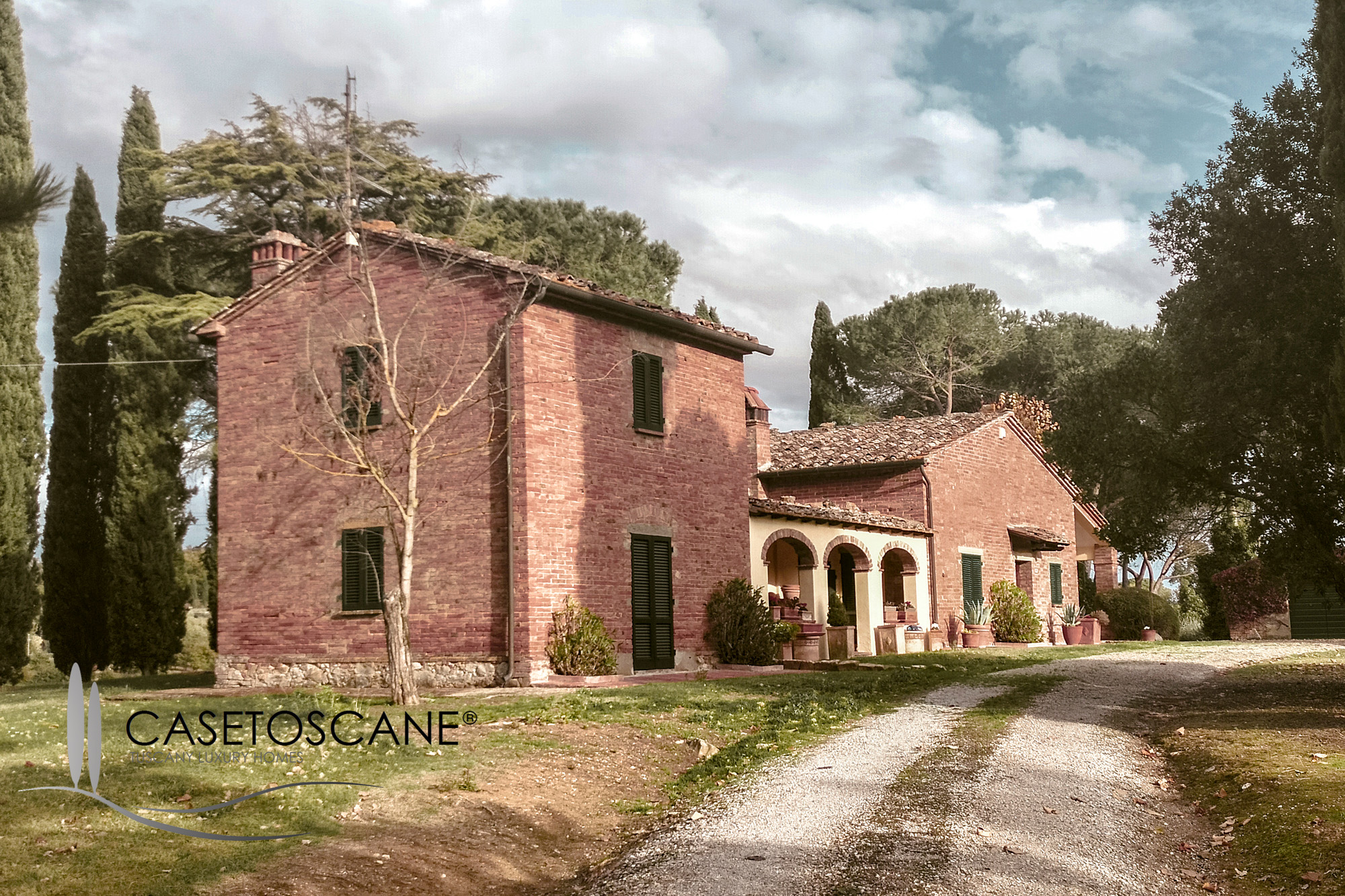 3235 - Casale perfettamente conservato di circa mq.250 oltre ad annesso di mq.45, con terreno di 2,5 ettari nella bellissima campagna di Lucignano (AR).