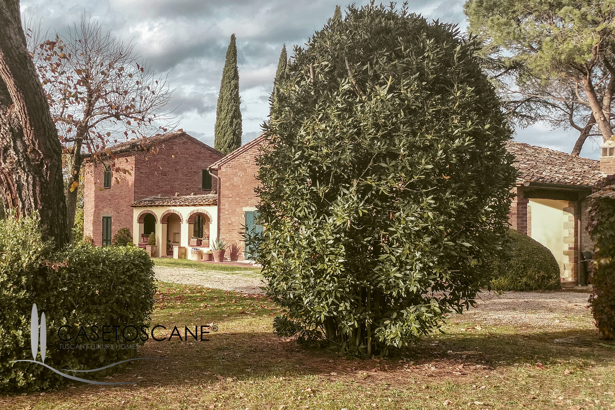 3235 - Casale perfettamente conservato di circa mq.250 oltre ad annesso di mq.45, con terreno di 2,5 ettari nella bellissima campagna di Lucignano (AR).