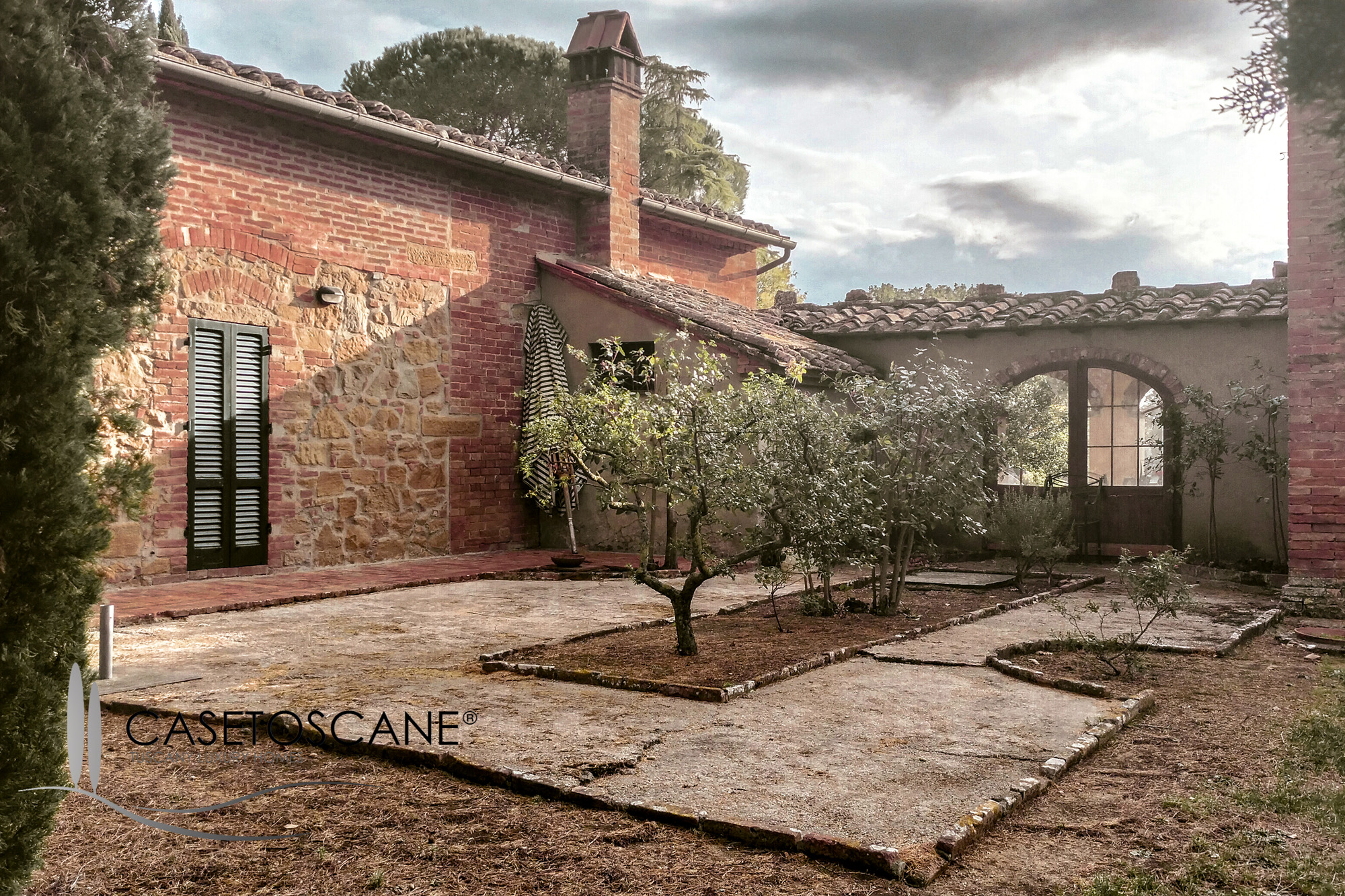 3235 - Casale perfettamente conservato di circa mq.250 oltre ad annesso di mq.45, con terreno di 2,5 ettari nella bellissima campagna di Lucignano (AR).