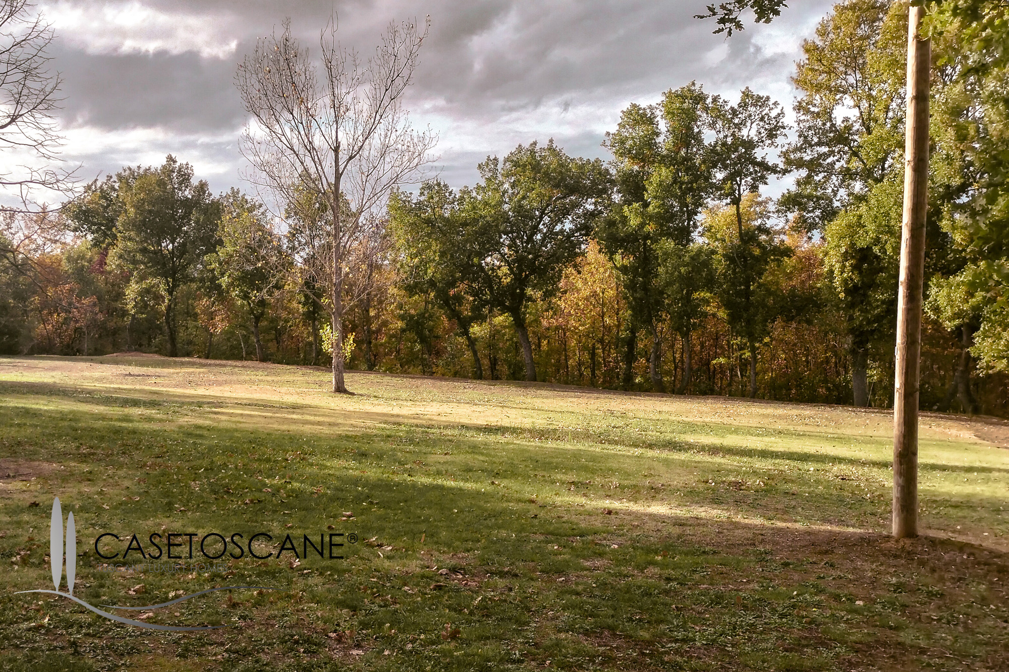 3235 - Casale perfettamente conservato di circa mq.250 oltre ad annesso di mq.45, con terreno di 2,5 ettari nella bellissima campagna di Lucignano (AR).