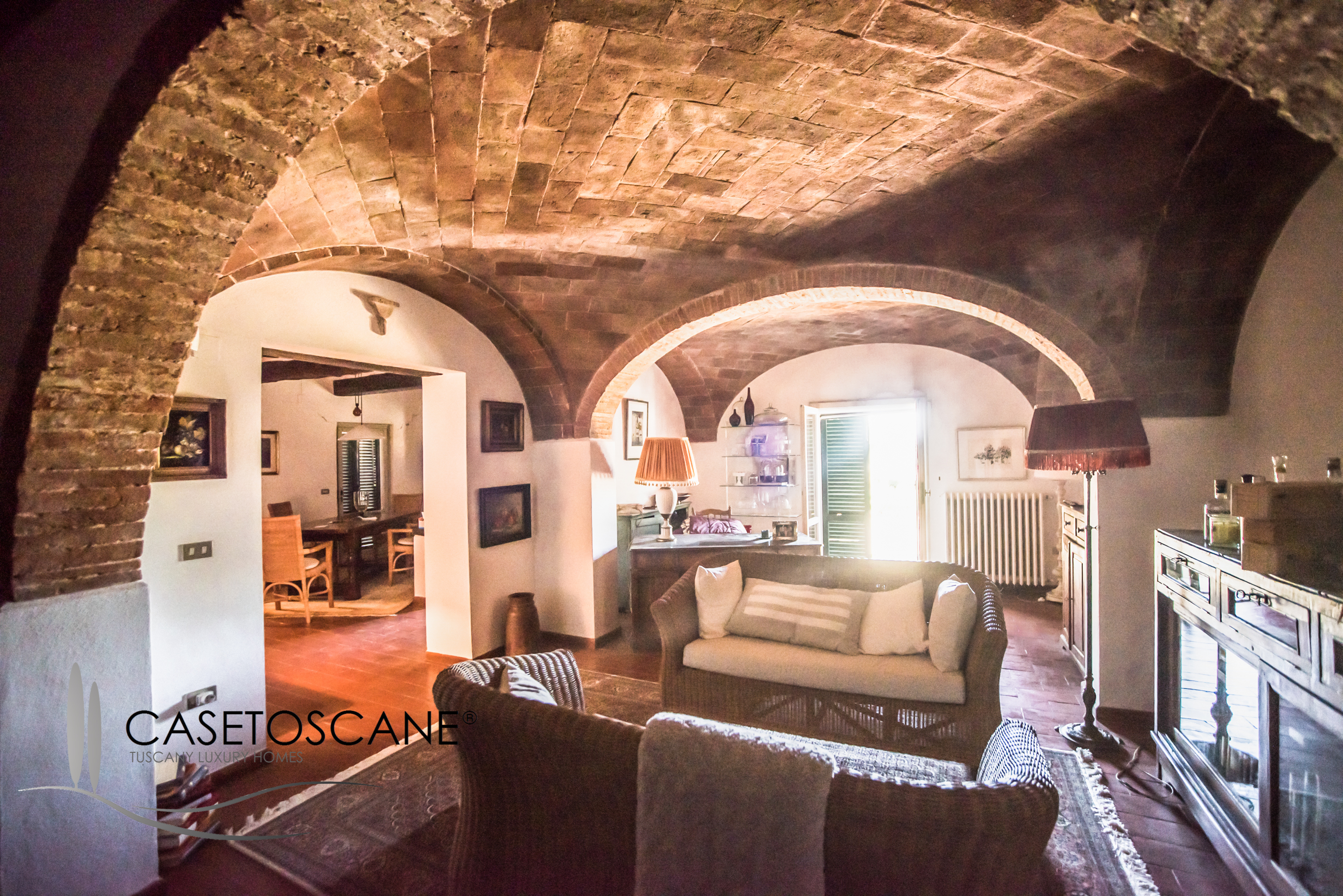 3235 - Casale perfettamente conservato di circa mq.250 oltre ad annesso di mq.45, con terreno di 2,5 ettari nella bellissima campagna di Lucignano (AR).