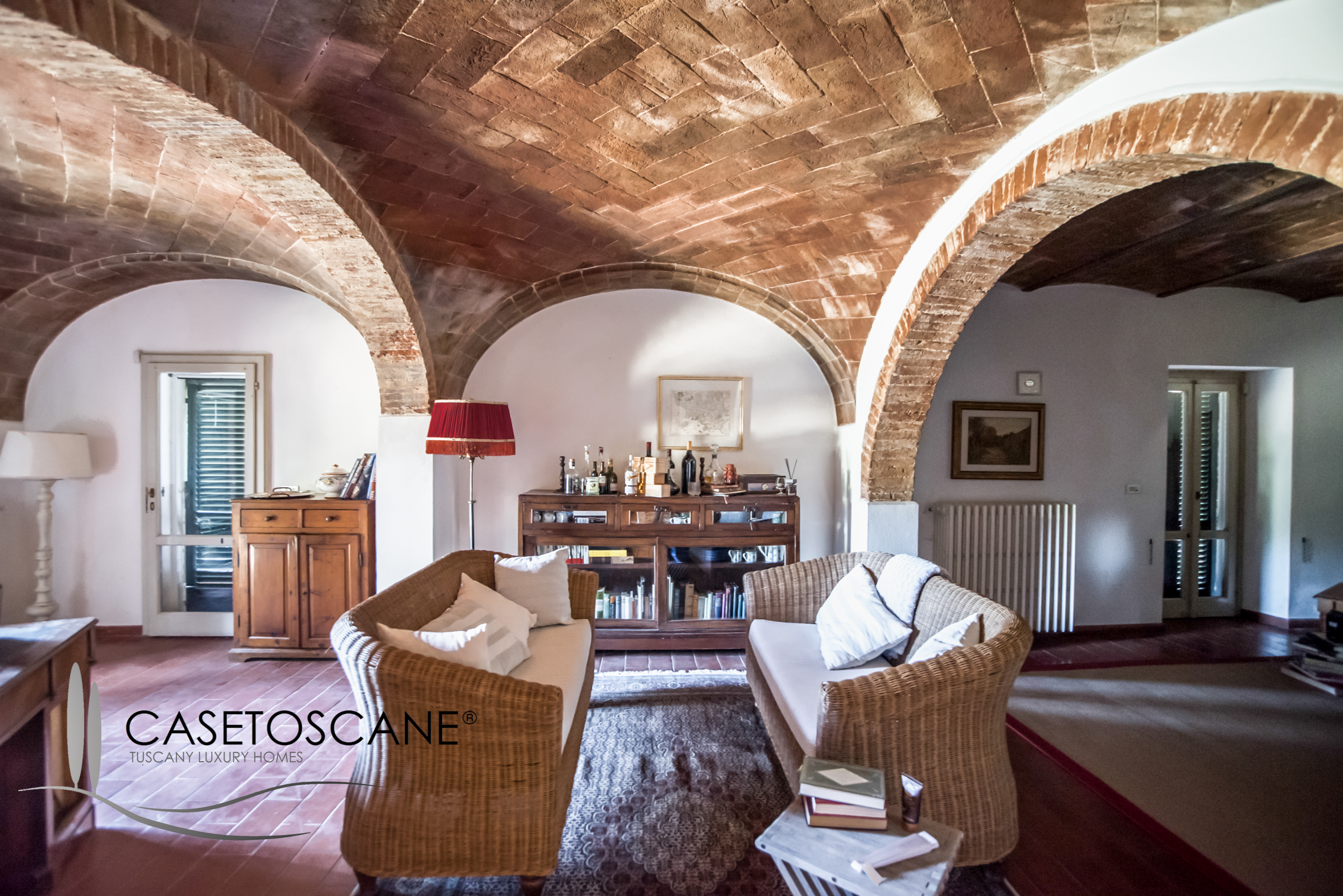 3235 - Casale perfettamente conservato di circa mq.250 oltre ad annesso di mq.45, con terreno di 2,5 ettari nella bellissima campagna di Lucignano (AR).