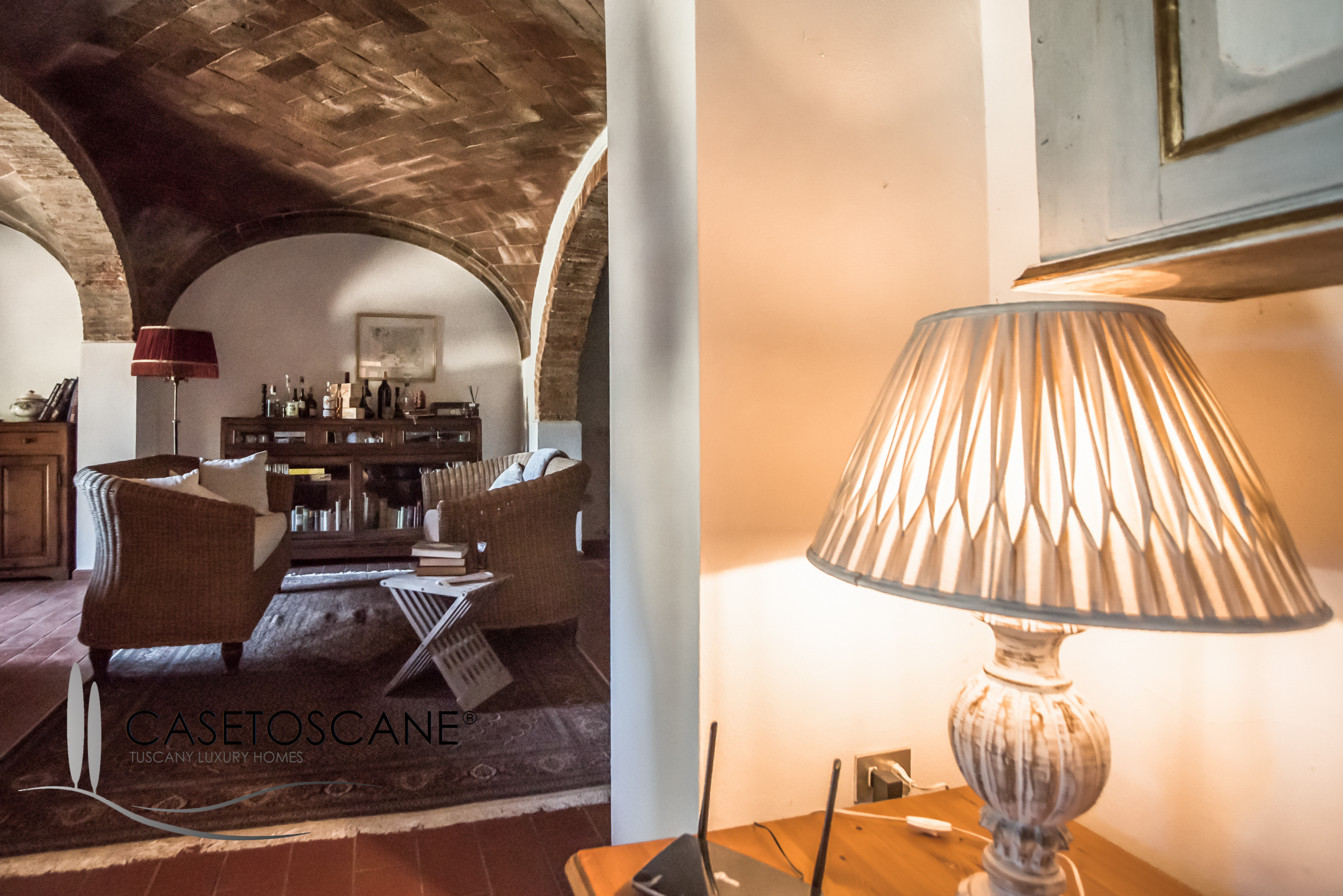 3235 - Casale perfettamente conservato di circa mq.250 oltre ad annesso di mq.45, con terreno di 2,5 ettari nella bellissima campagna di Lucignano (AR).