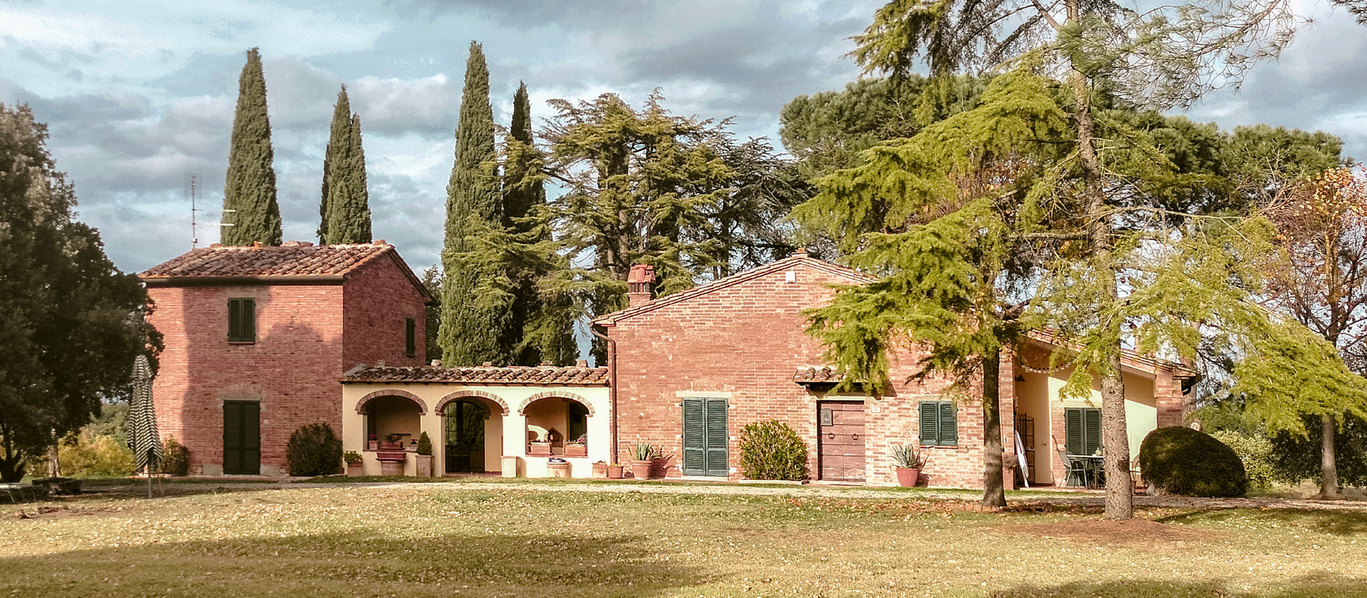 235 - Casale perfettamente conservato di circa mq.250 oltre ad annesso di mq.45, con terreno di 2,5 ettari nella bellissima campagna di Lucignano (AR).