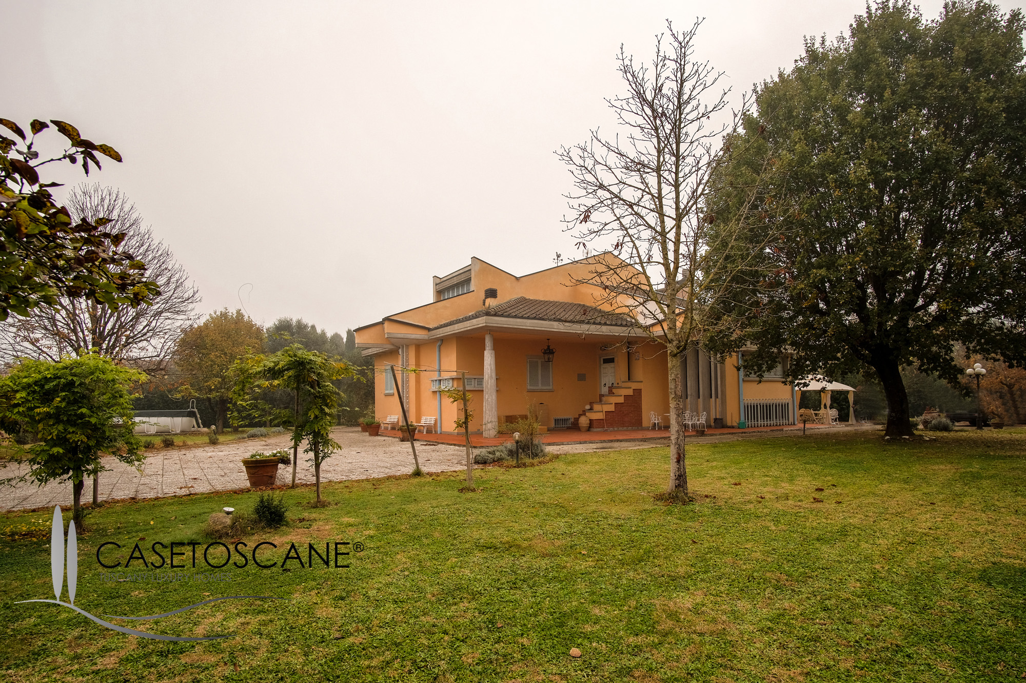 3237 - Villa di mq.450 in ottime condizioni con bellissimo parco privato di oltre mq.5.000 e piccolo vigneto nella Valdichiana aretina.