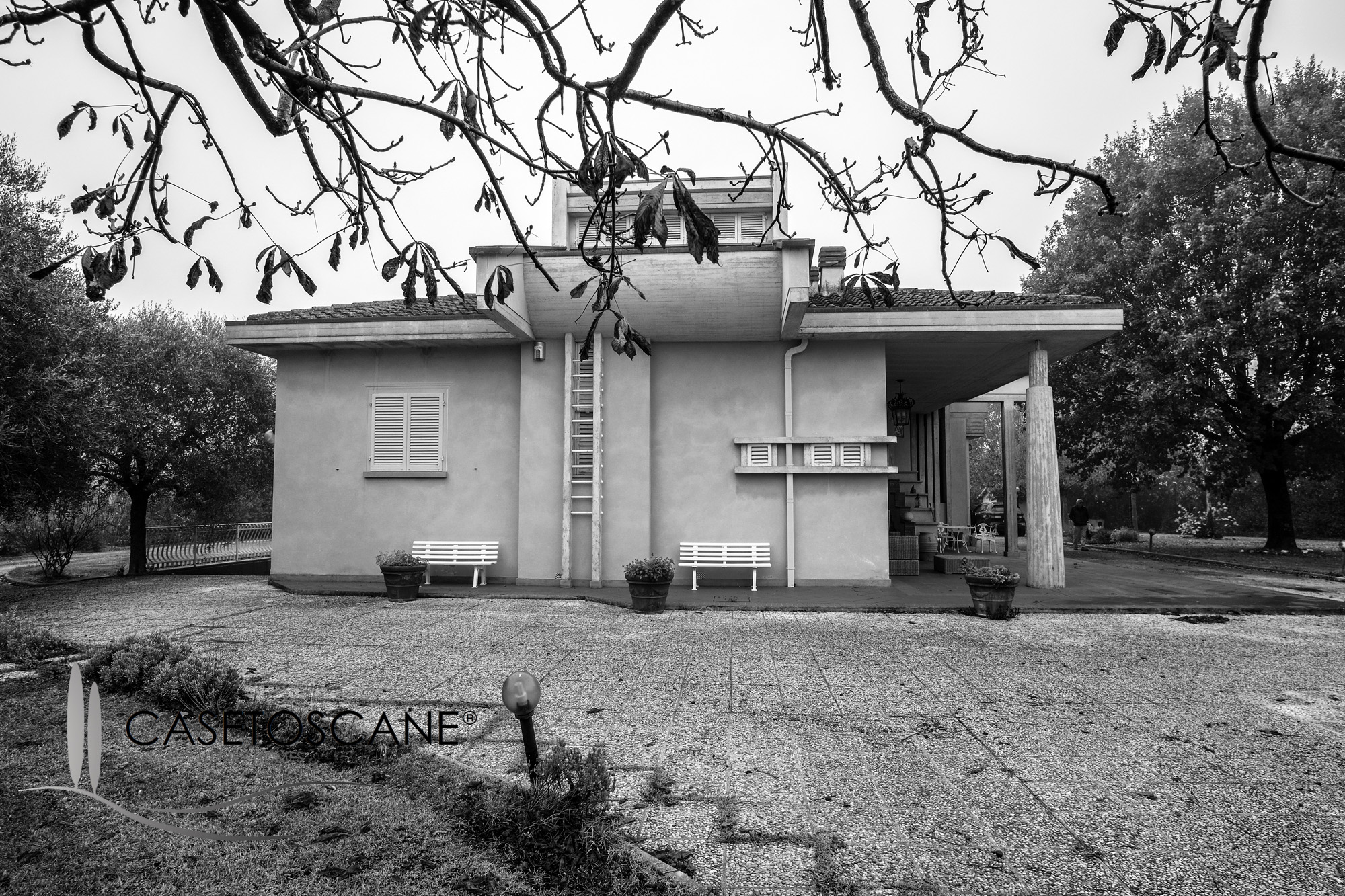 3237 - Villa di mq.450 in ottime condizioni con bellissimo parco privato di oltre mq.5.000 e piccolo vigneto nella Valdichiana aretina.