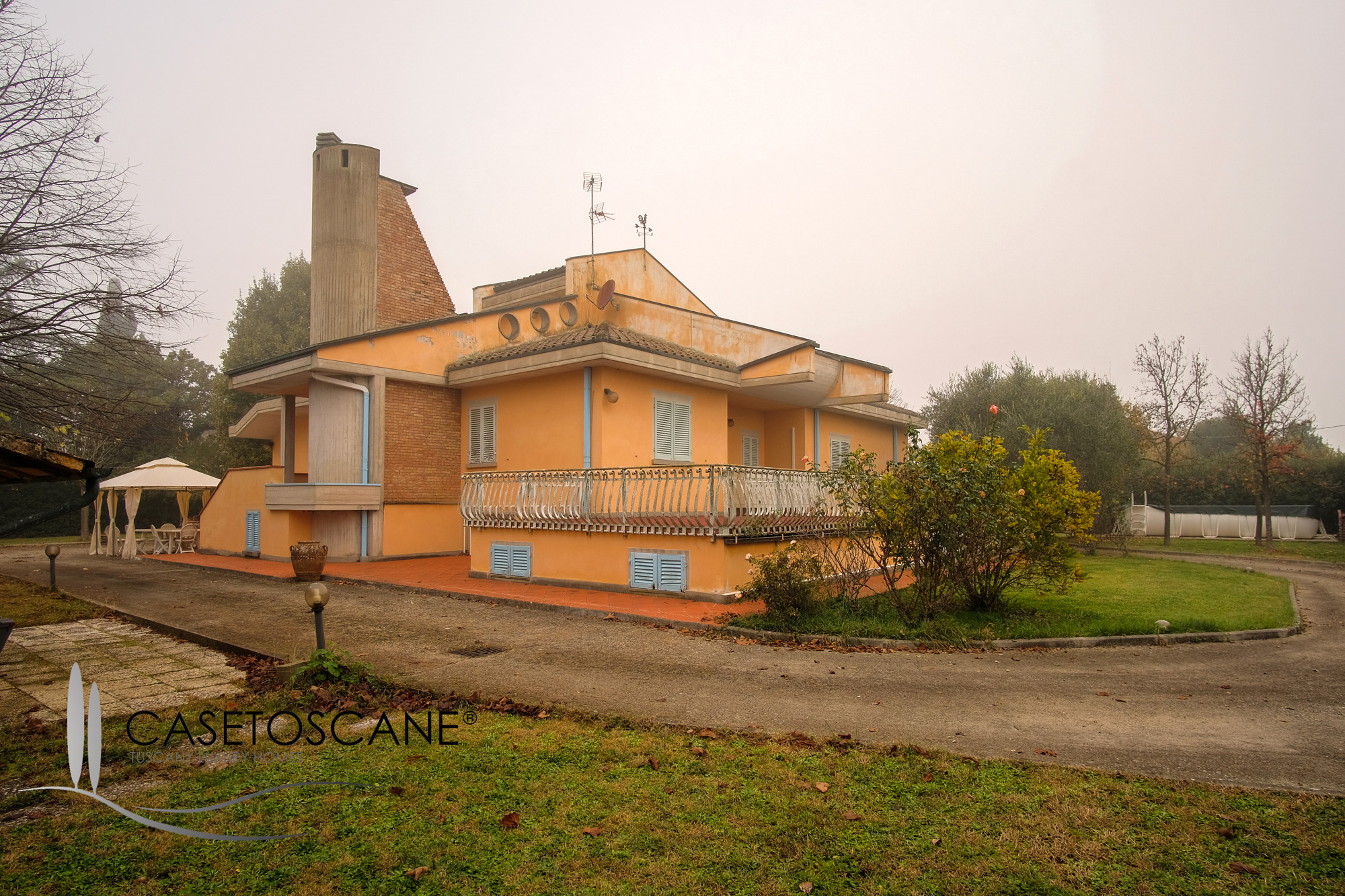 3237 - Villa di mq.450 in ottime condizioni con bellissimo parco privato di oltre mq.5.000 e piccolo vigneto nella Valdichiana aretina.