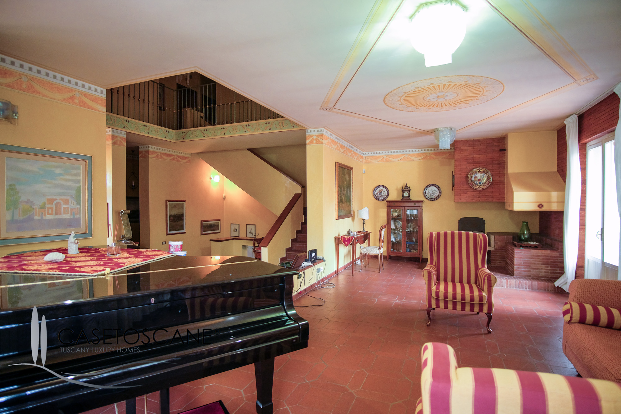 3237 - Villa di mq.450 in ottime condizioni con bellissimo parco privato di oltre mq.5.000 e piccolo vigneto nella Valdichiana aretina.