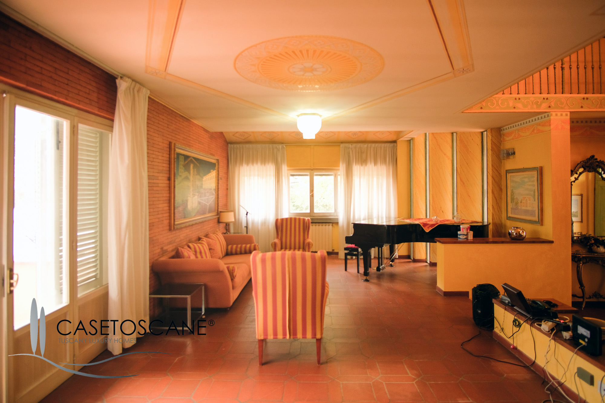 3237 - Villa di mq.450 in ottime condizioni con bellissimo parco privato di oltre mq.5.000 e piccolo vigneto nella Valdichiana aretina.