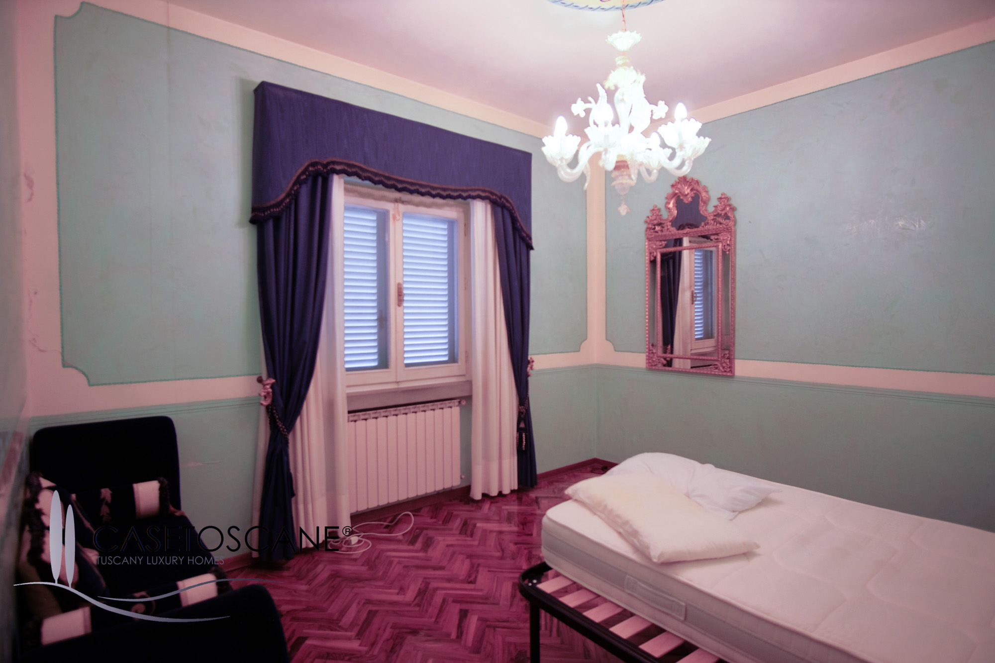 3237 - Villa di mq.450 in ottime condizioni con bellissimo parco privato di oltre mq.5.000 e piccolo vigneto nella Valdichiana aretina.