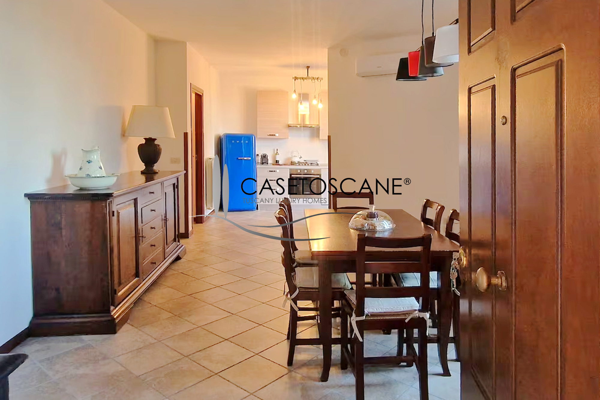 3238 - Grazioso appartamento al P1° di mq.80, arredato, con tre balconi e garage in bel complesso residenziale di recente costruzione a Montepulciano (SI). 