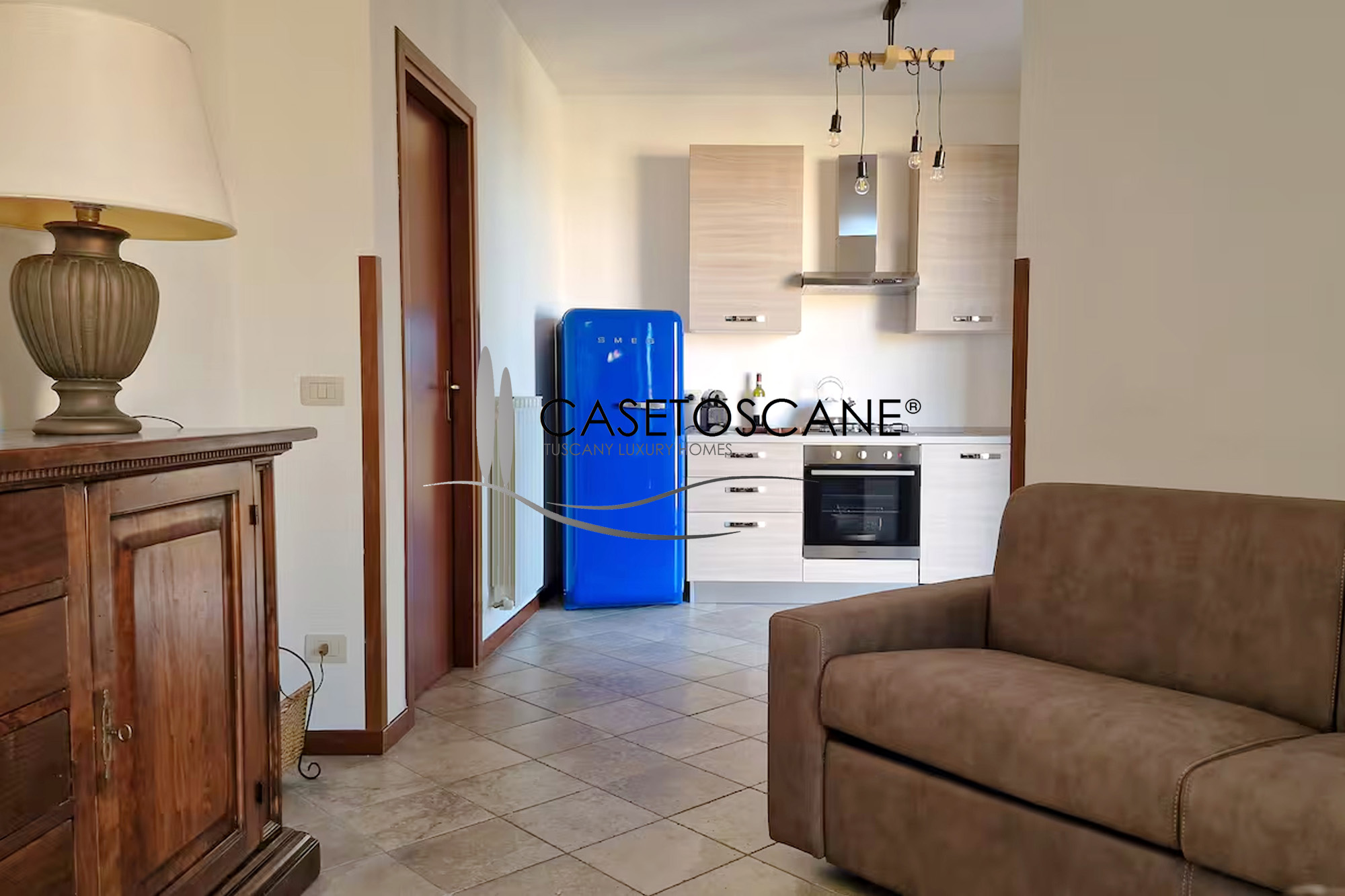 3238 - Grazioso appartamento al P1° di mq.80, arredato, con tre balconi e garage in bel complesso residenziale di recente costruzione a Montepulciano (SI). 