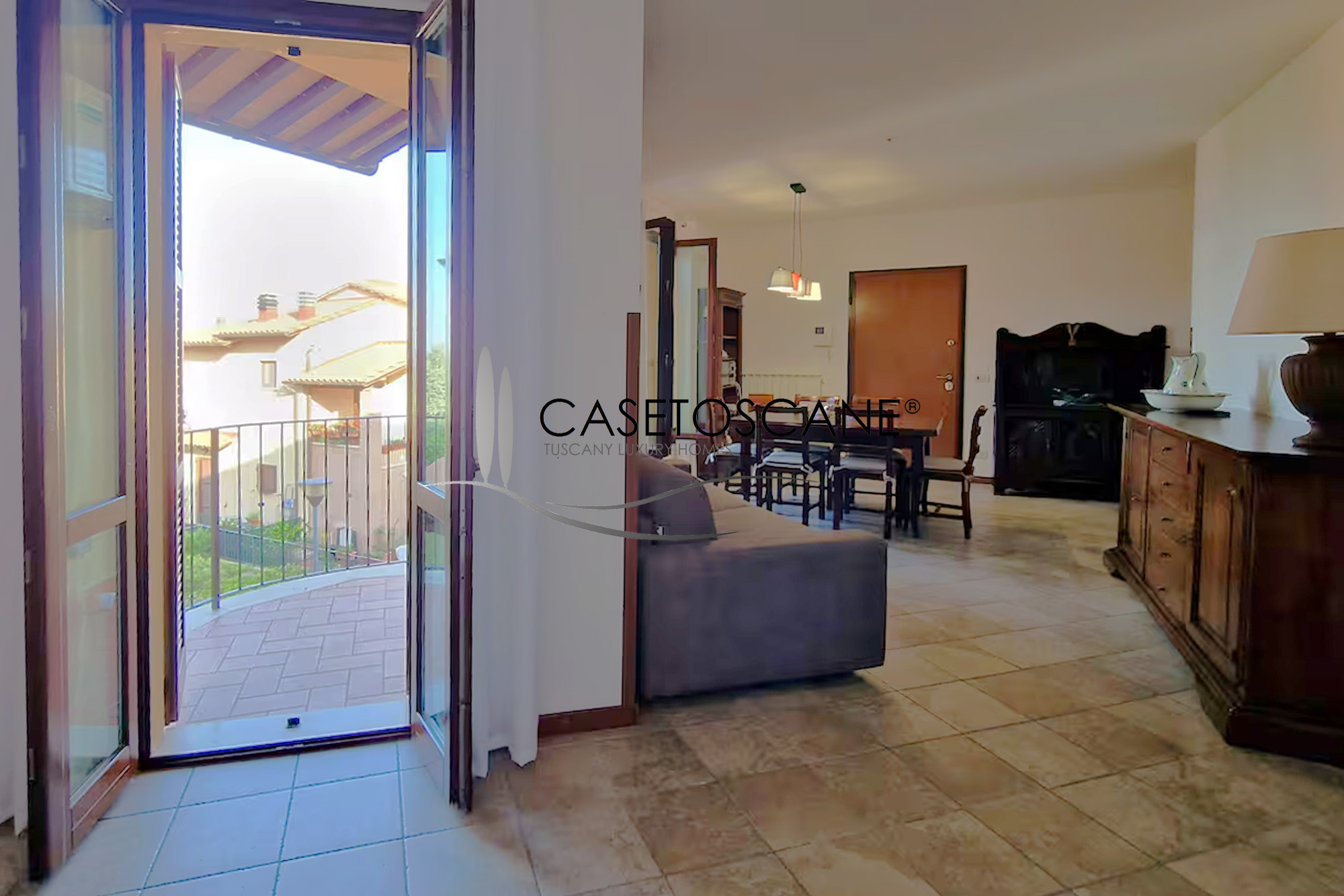 3238 - Grazioso appartamento al P1° di mq.80, arredato, con tre balconi e garage in bel complesso residenziale di recente costruzione a Montepulciano (SI). 