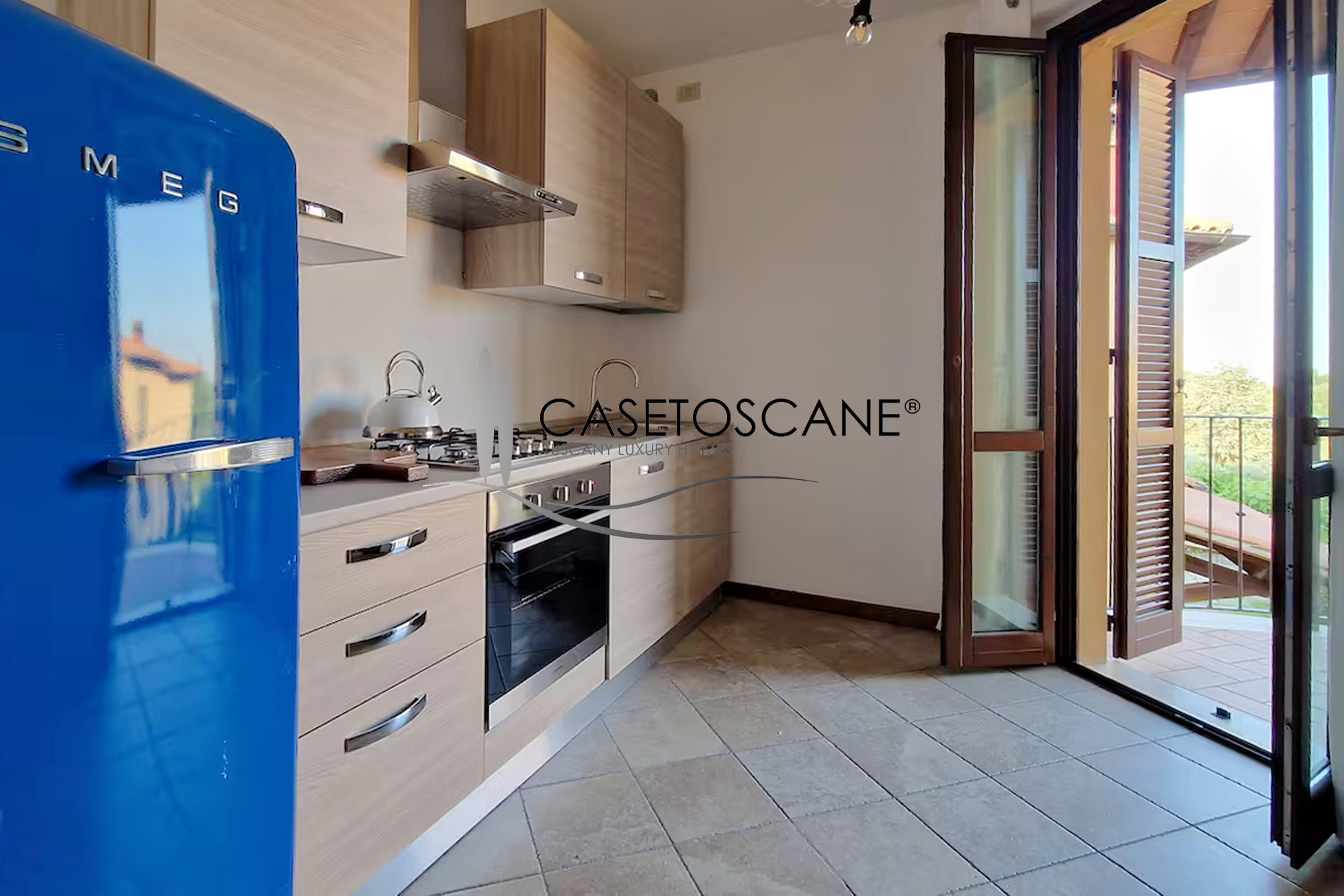 3238 - Grazioso appartamento al P1° di mq.80, arredato, con tre balconi e garage in bel complesso residenziale di recente costruzione a Montepulciano (SI). 