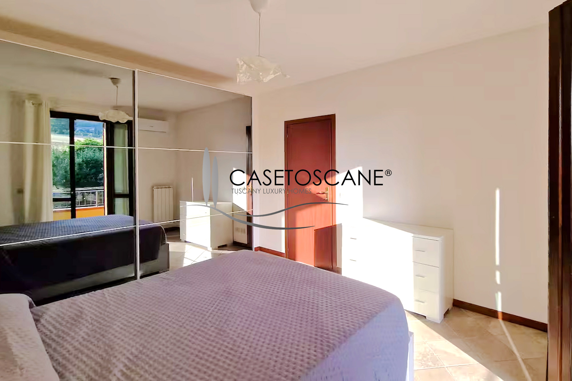 3238 - Grazioso appartamento al P1° di mq.80, arredato, con tre balconi e garage in bel complesso residenziale di recente costruzione a Montepulciano (SI). 