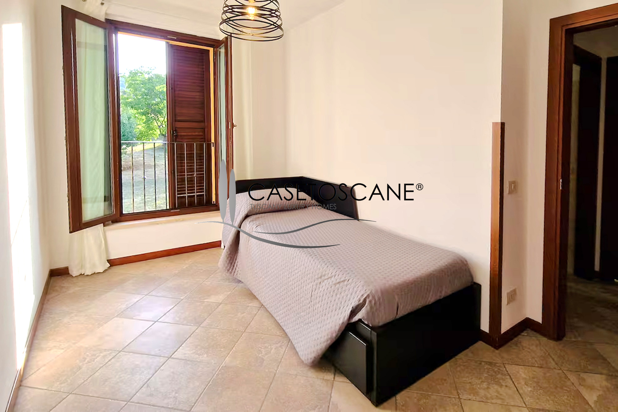 3238 - Grazioso appartamento al P1° di mq.80, arredato, con tre balconi e garage in bel complesso residenziale di recente costruzione a Montepulciano (SI). 