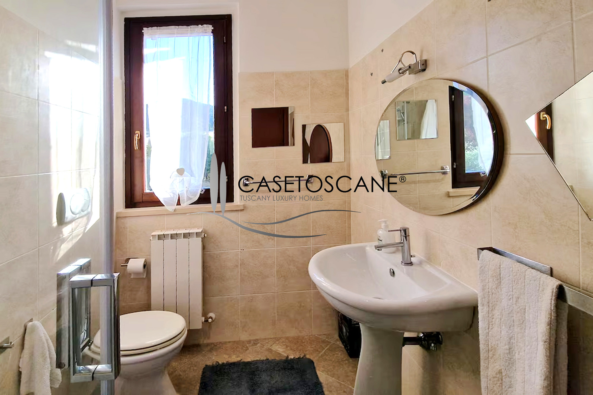 3238 - Grazioso appartamento al P1° di mq.80, arredato, con tre balconi e garage in bel complesso residenziale di recente costruzione a Montepulciano (SI). 