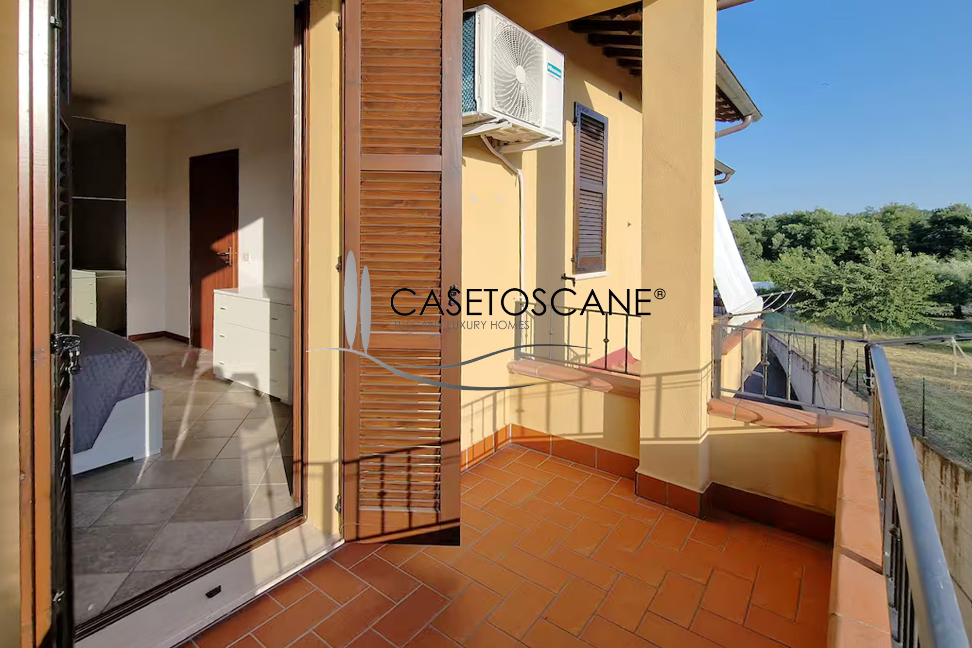 3238 - Grazioso appartamento al P1° di mq.80, arredato, con tre balconi e garage in bel complesso residenziale di recente costruzione a Montepulciano (SI). 