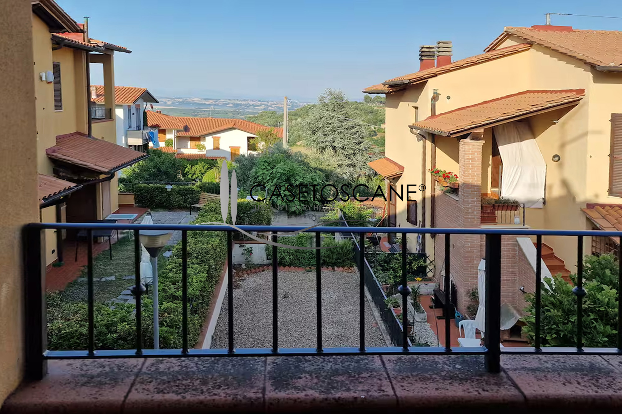 3238 - Grazioso appartamento al P1° di mq.80, arredato, con tre balconi e garage in bel complesso residenziale di recente costruzione a Montepulciano (SI). 