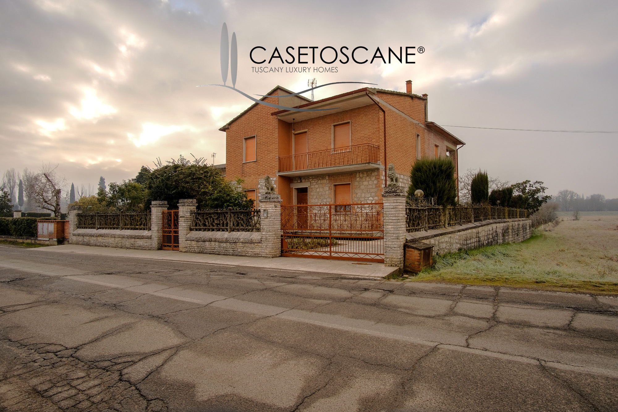 3239 - Singola di mq.185 in buone condizioni generali, con ampio terreno di mq.2.000 circa con annessi a due passi da Sinalunga (SI).