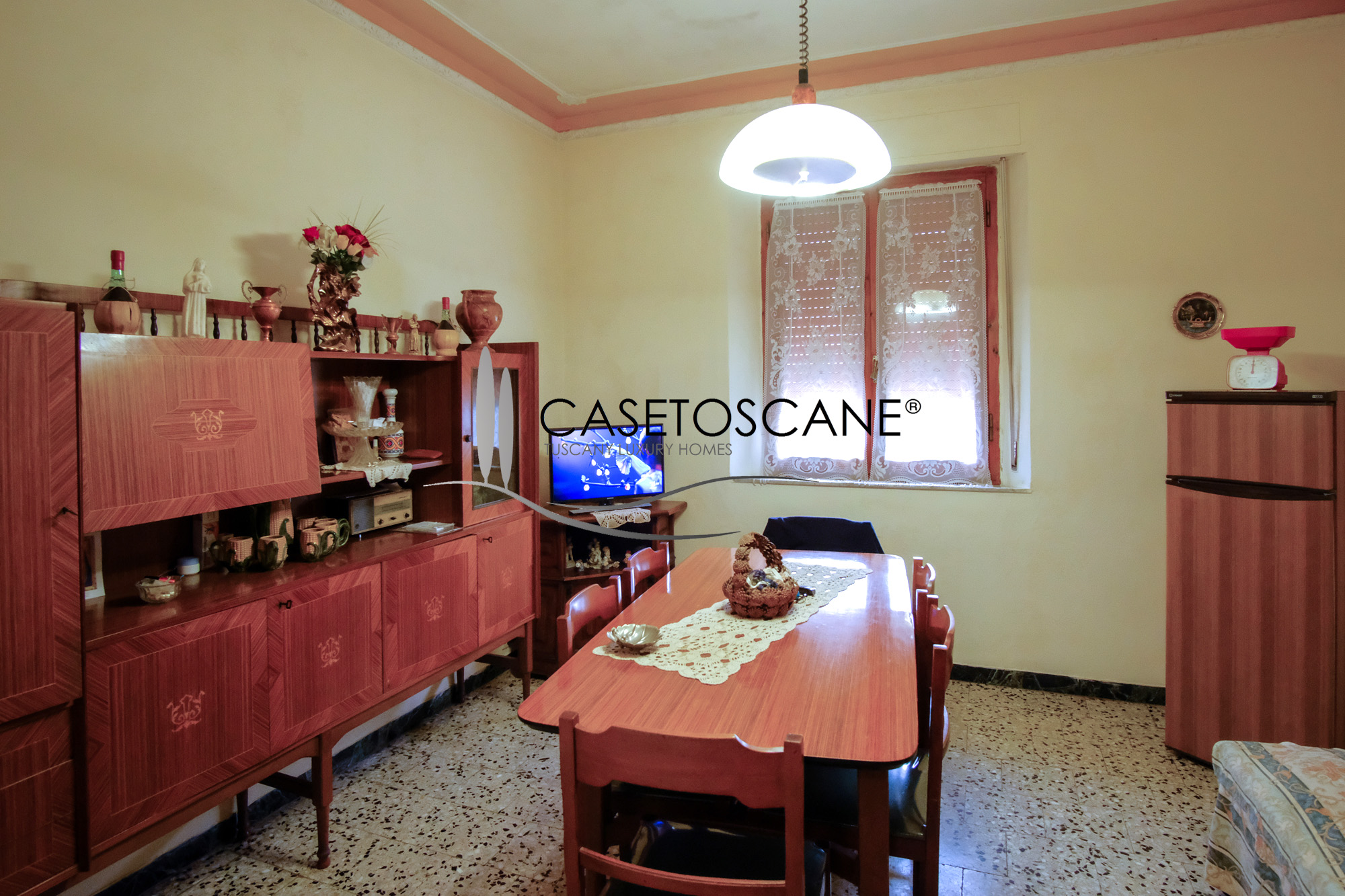 3239 - Singola di mq.185 in buone condizioni generali, con ampio terreno di mq.2.000 circa con annessi a due passi da Sinalunga (SI).