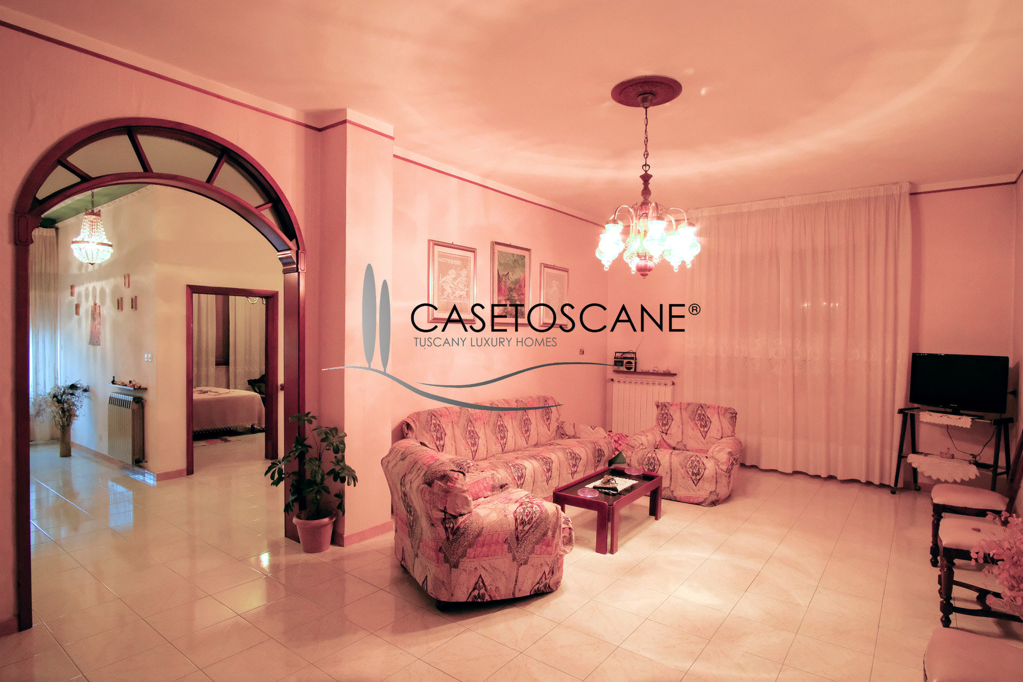 3239 - Singola di mq.185 in buone condizioni generali, con ampio terreno di mq.2.000 circa con annessi a due passi da Sinalunga (SI).