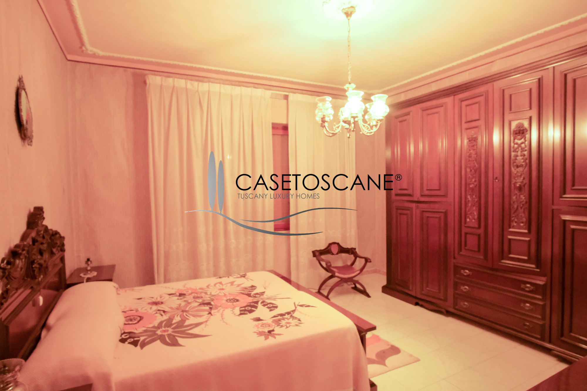 3239 - Singola di mq.185 in buone condizioni generali, con ampio terreno di mq.2.000 circa con annessi a due passi da Sinalunga (SI).