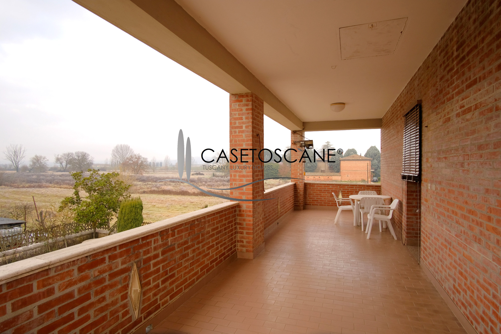 3239 - Singola di mq.185 in buone condizioni generali, con ampio terreno di mq.2.000 circa con annessi a due passi da Sinalunga (SI).