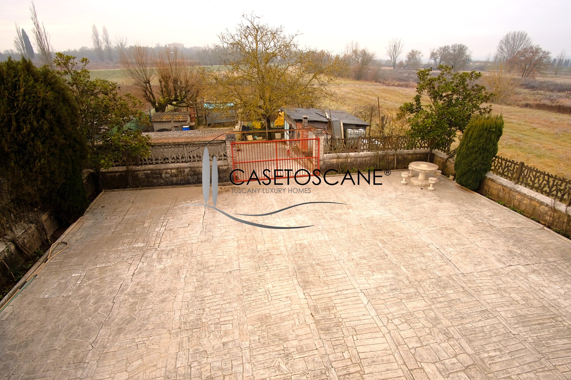 3239 - Singola di mq.185 in buone condizioni generali, con ampio terreno di mq.2.000 circa con annessi a due passi da Sinalunga (SI).