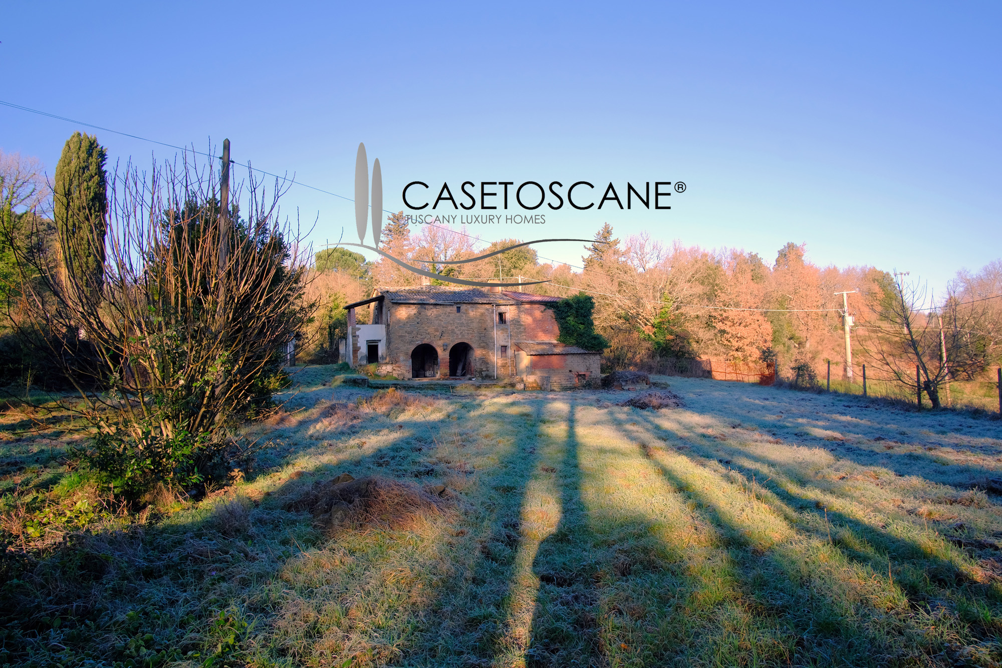 3240 - Antico casale di mq.280 da ristrutturare con terreno di oltre ha.1 e progetto approvato per la ristrutturazione a Monte San Savino (AR).