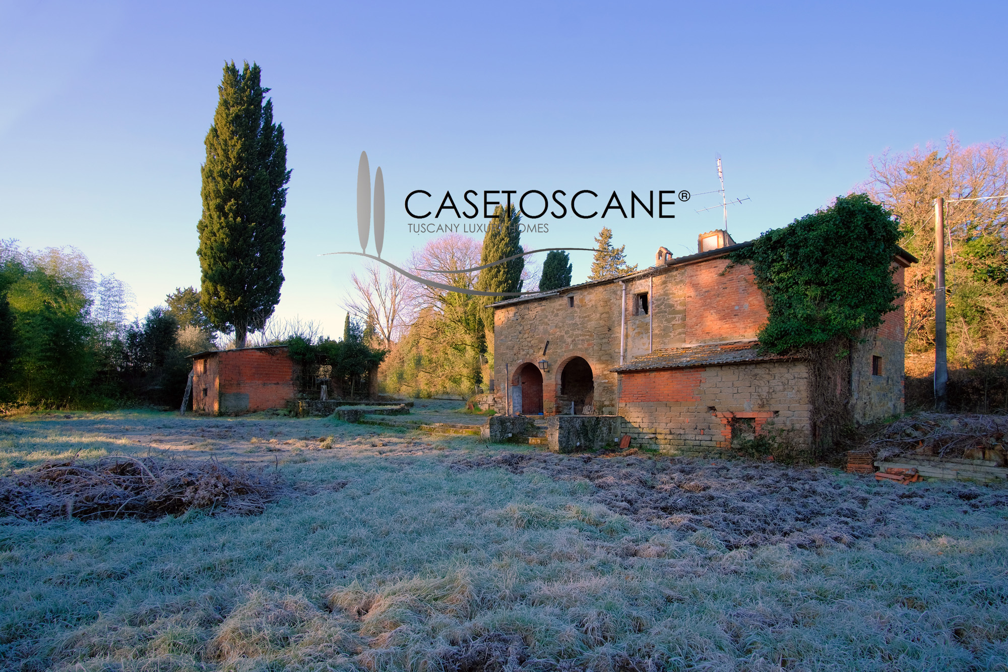 3240 - Antico casale di mq.280 da ristrutturare con terreno di oltre ha.1 e progetto approvato per la ristrutturazione a Monte San Savino (AR).