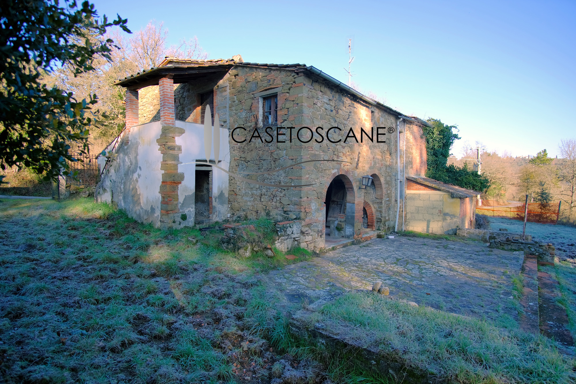 3240 - Antico casale di mq.280 da ristrutturare con terreno di oltre ha.1 e progetto approvato per la ristrutturazione a Monte San Savino (AR).