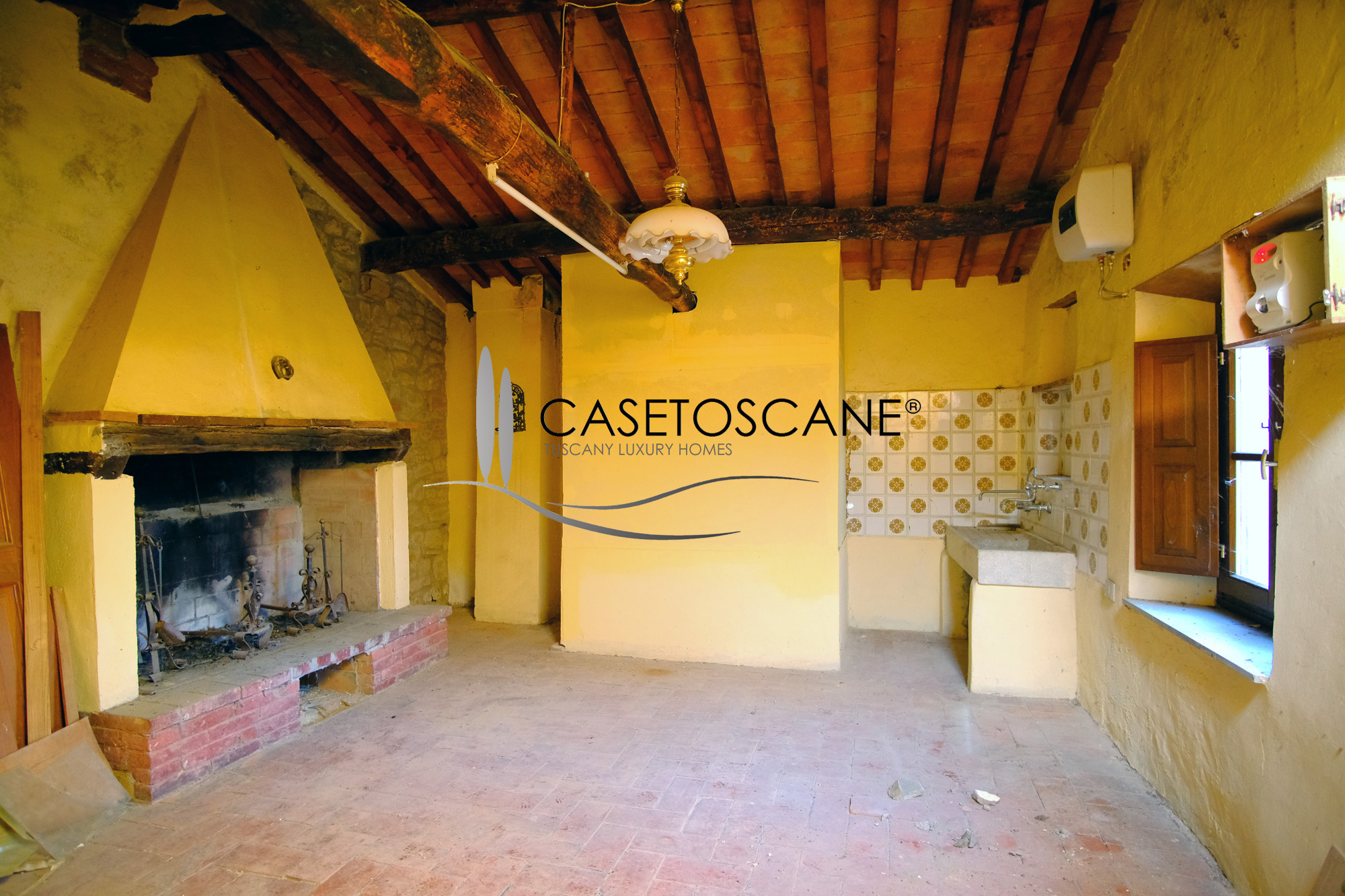 3240 - Antico casale di mq.280 da ristrutturare con terreno di oltre ha.1 e progetto approvato per la ristrutturazione a Monte San Savino (AR).