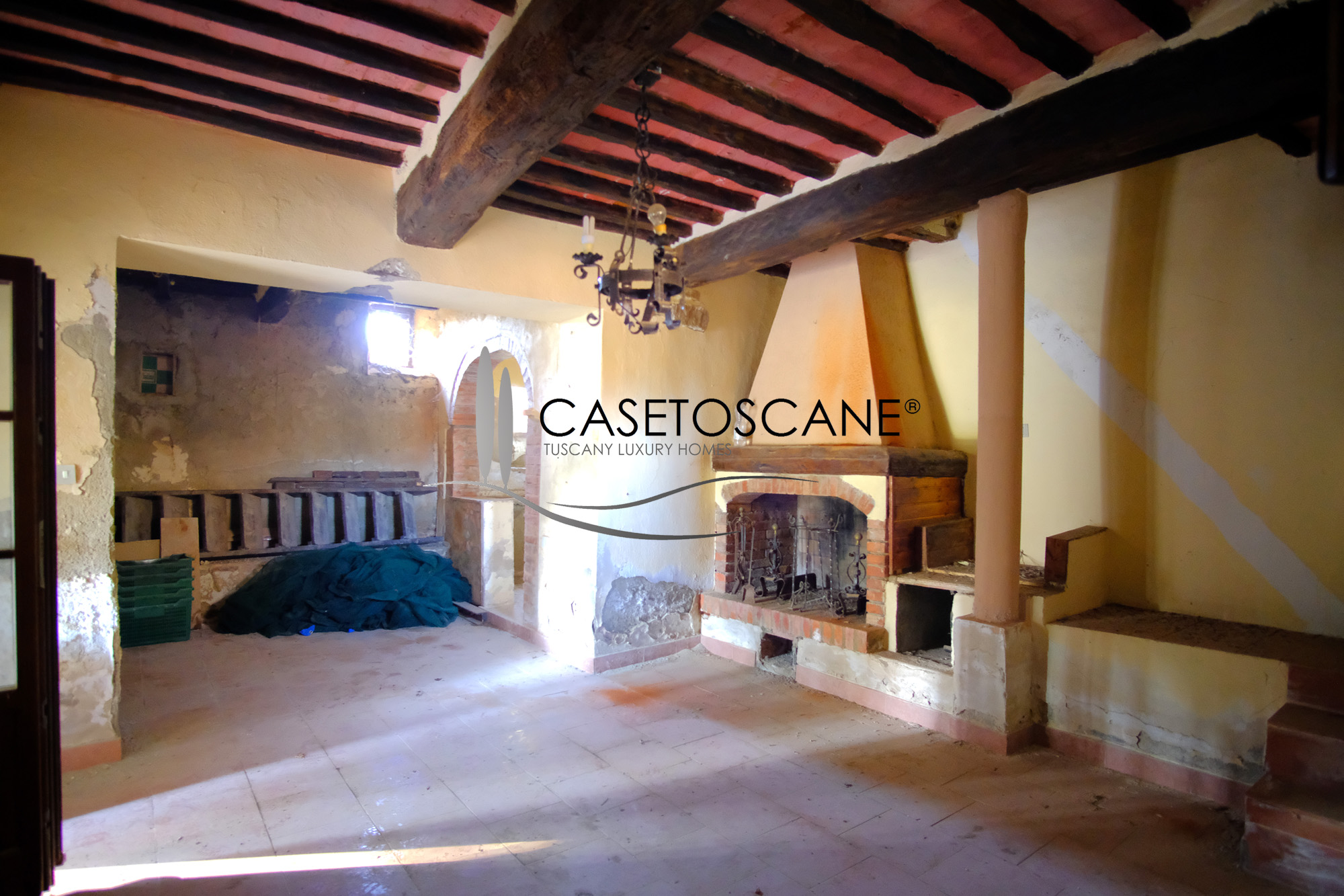 3240 - Antico casale di mq.280 da ristrutturare con terreno di oltre ha.1 e progetto approvato per la ristrutturazione a Monte San Savino (AR).