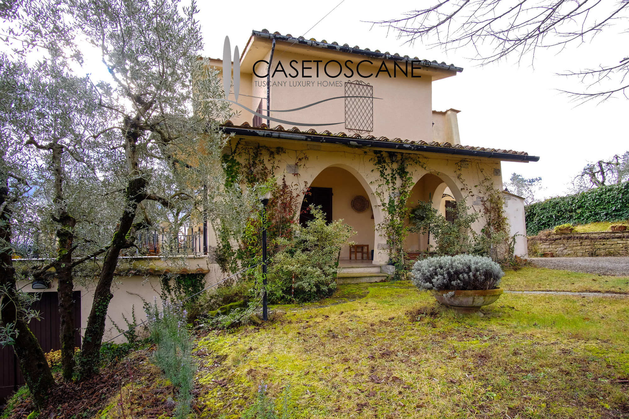 635 - Villa signorile di mq.180 circa con annesso e giardino privato di mq.1.000 in bellissima posizione collinare a Lucignano (AR).