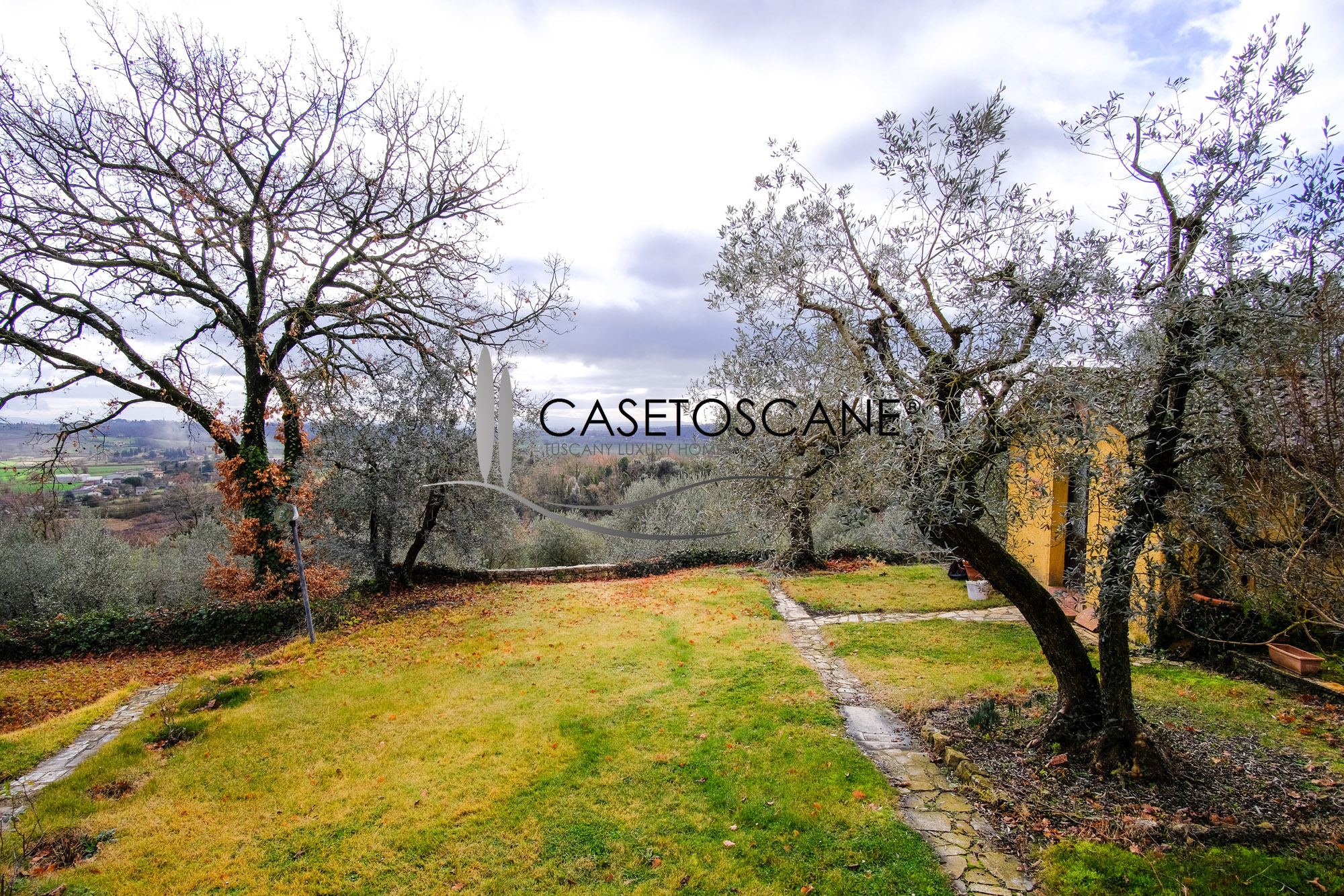 635 - Villa signorile di mq.180 circa con annesso e giardino privato di mq.1.000 in bellissima posizione collinare a Lucignano (AR).