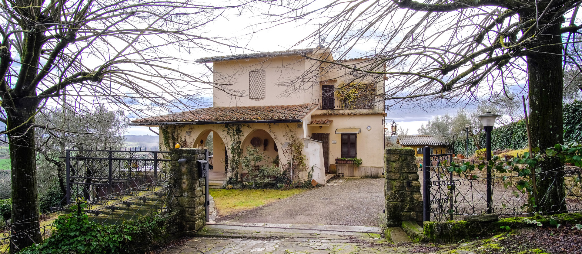 635 - Villa signorile di mq.180 circa con annesso e giardino privato di mq.1.000 in bellissima posizione collinare a Lucignano (AR).
