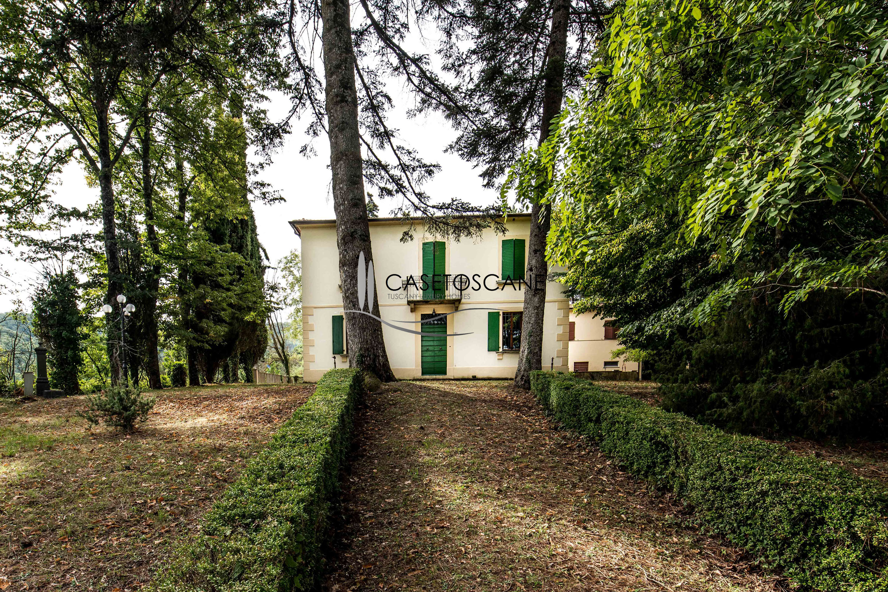 S196 - Antica villa degli '30 da ristrutturare di mq.350, con dependance di mq.160, annessi e terreno di ha.9 in magnifica posizione collinare ad Arezzo.