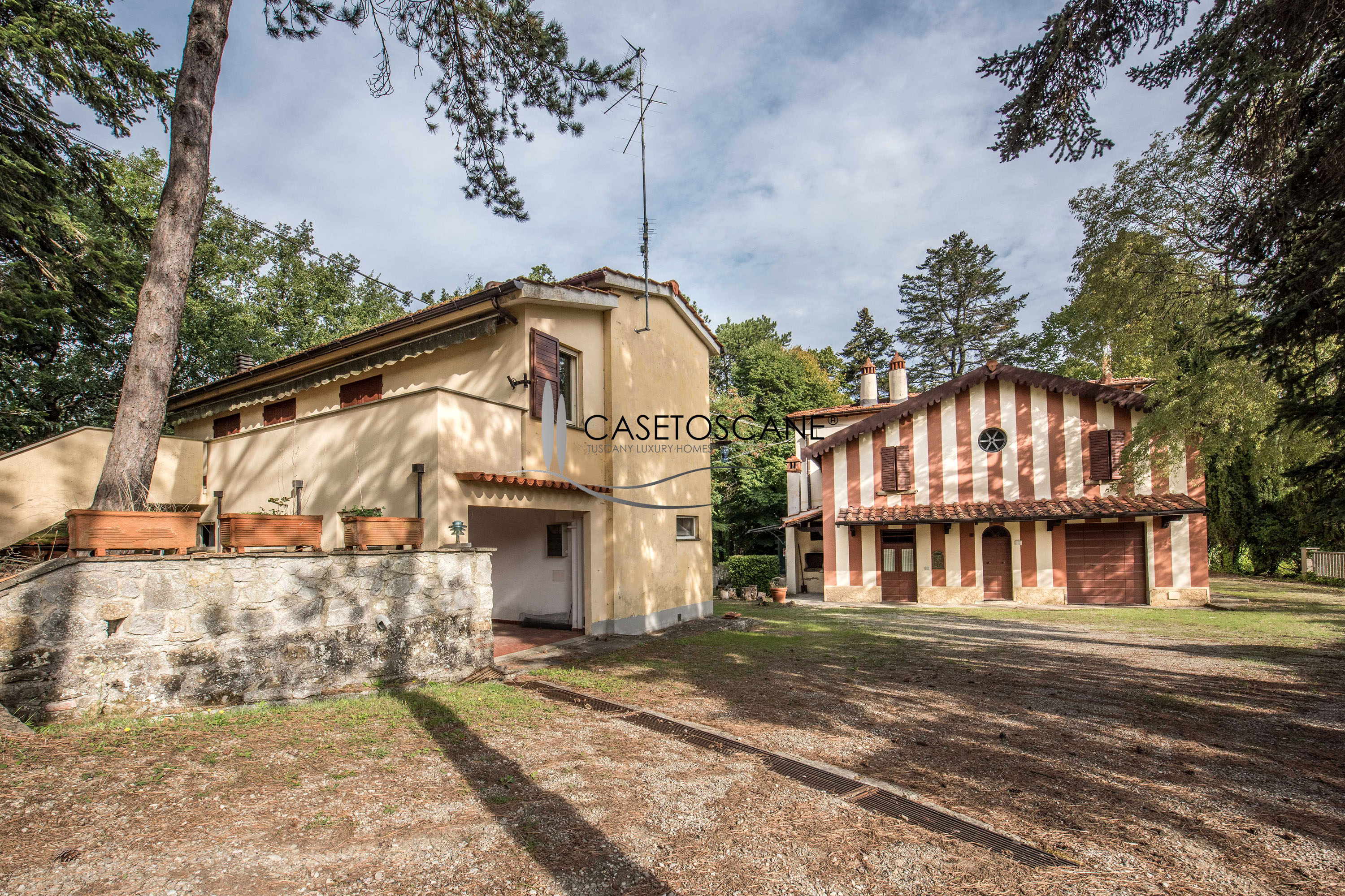 S196 - Antica villa degli '30 da ristrutturare di mq.350, con dependance di mq.160, annessi e terreno di ha.9 in magnifica posizione collinare ad Arezzo.