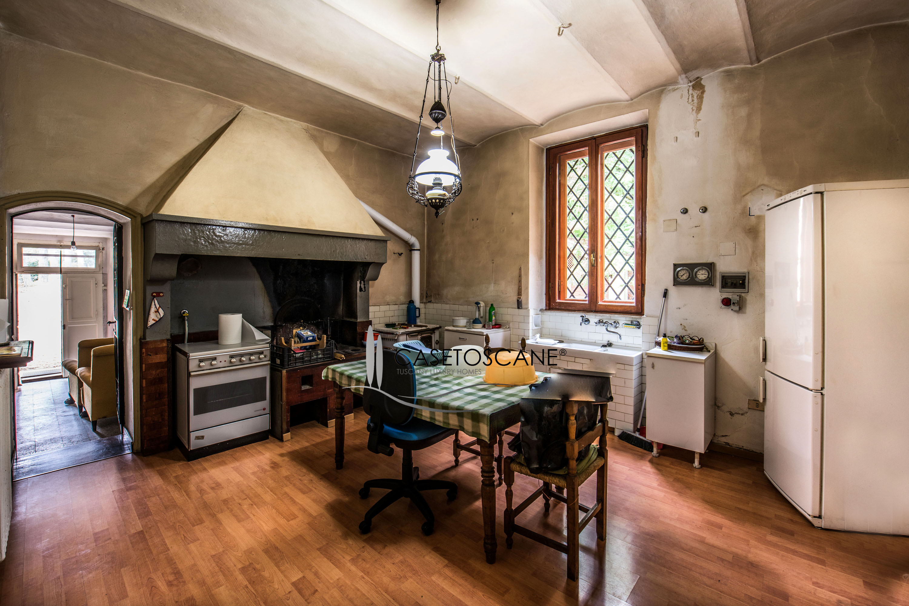 S196 - Antica villa degli '30 da ristrutturare di mq.350, con dependance di mq.160, annessi e terreno di ha.9 in magnifica posizione collinare ad Arezzo.