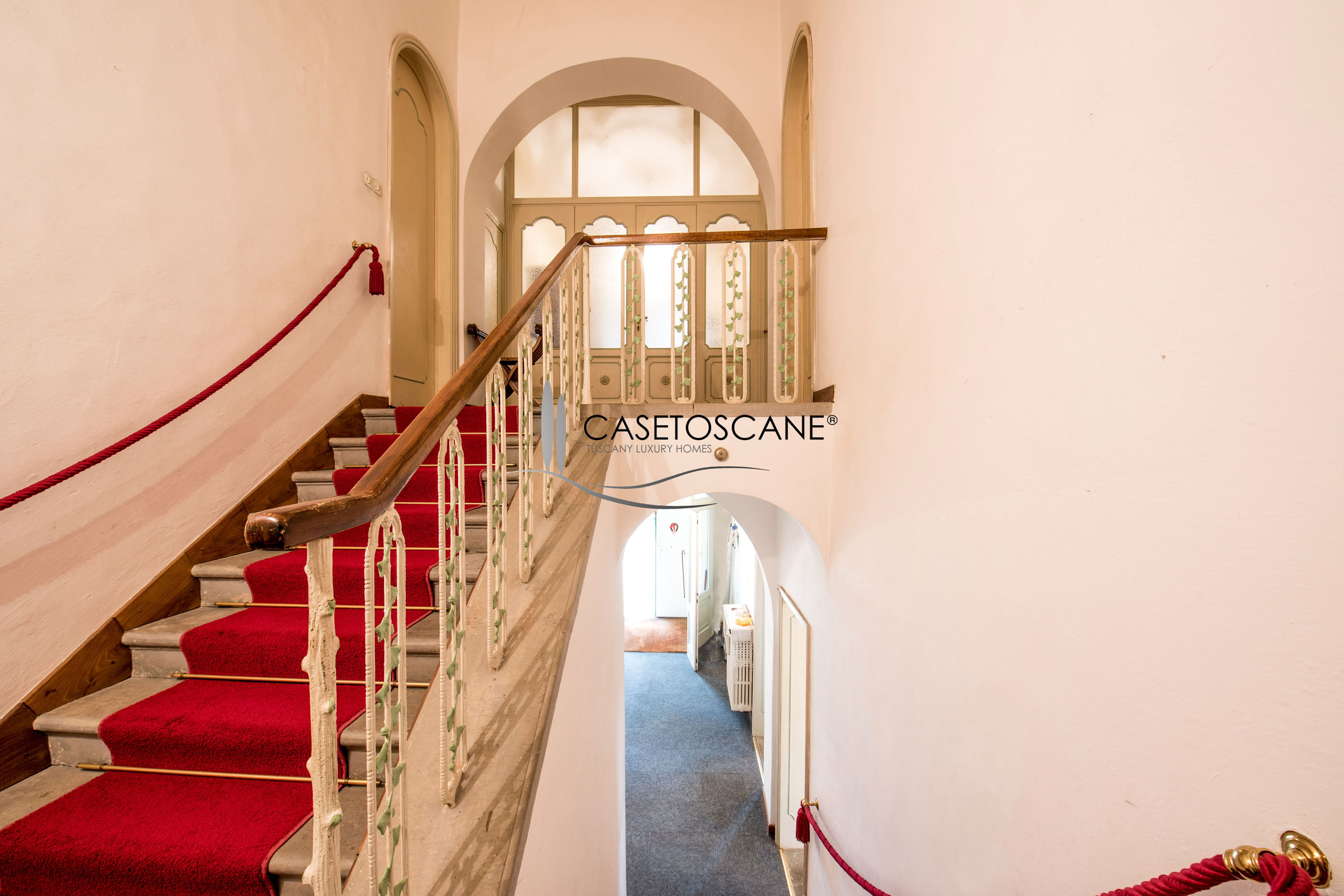 S196 - Antica villa degli '30 da ristrutturare di mq.350, con dependance di mq.160, annessi e terreno di ha.9 in magnifica posizione collinare ad Arezzo.