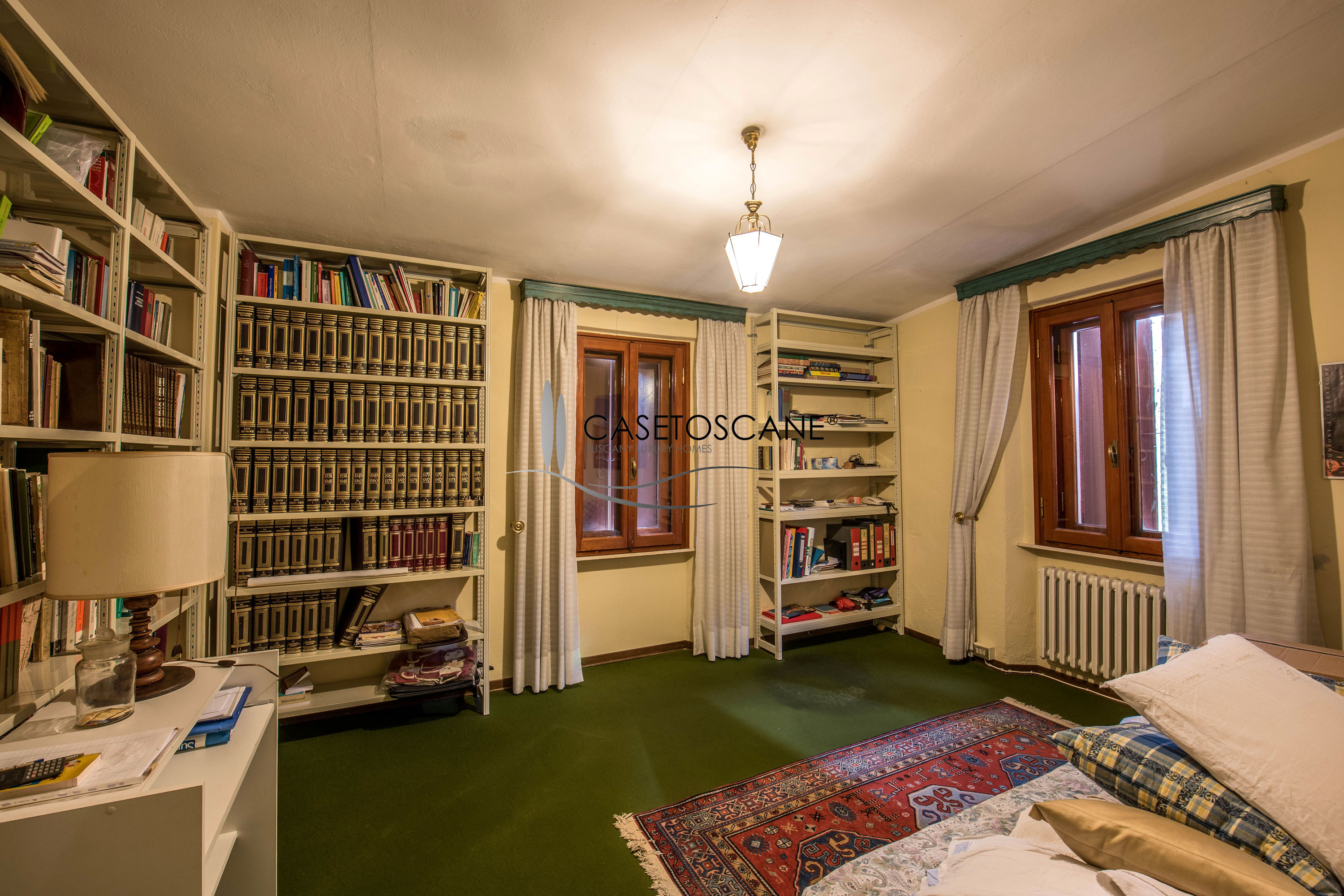 S196 - Antica villa degli '30 da ristrutturare di mq.350, con dependance di mq.160, annessi e terreno di ha.9 in magnifica posizione collinare ad Arezzo.