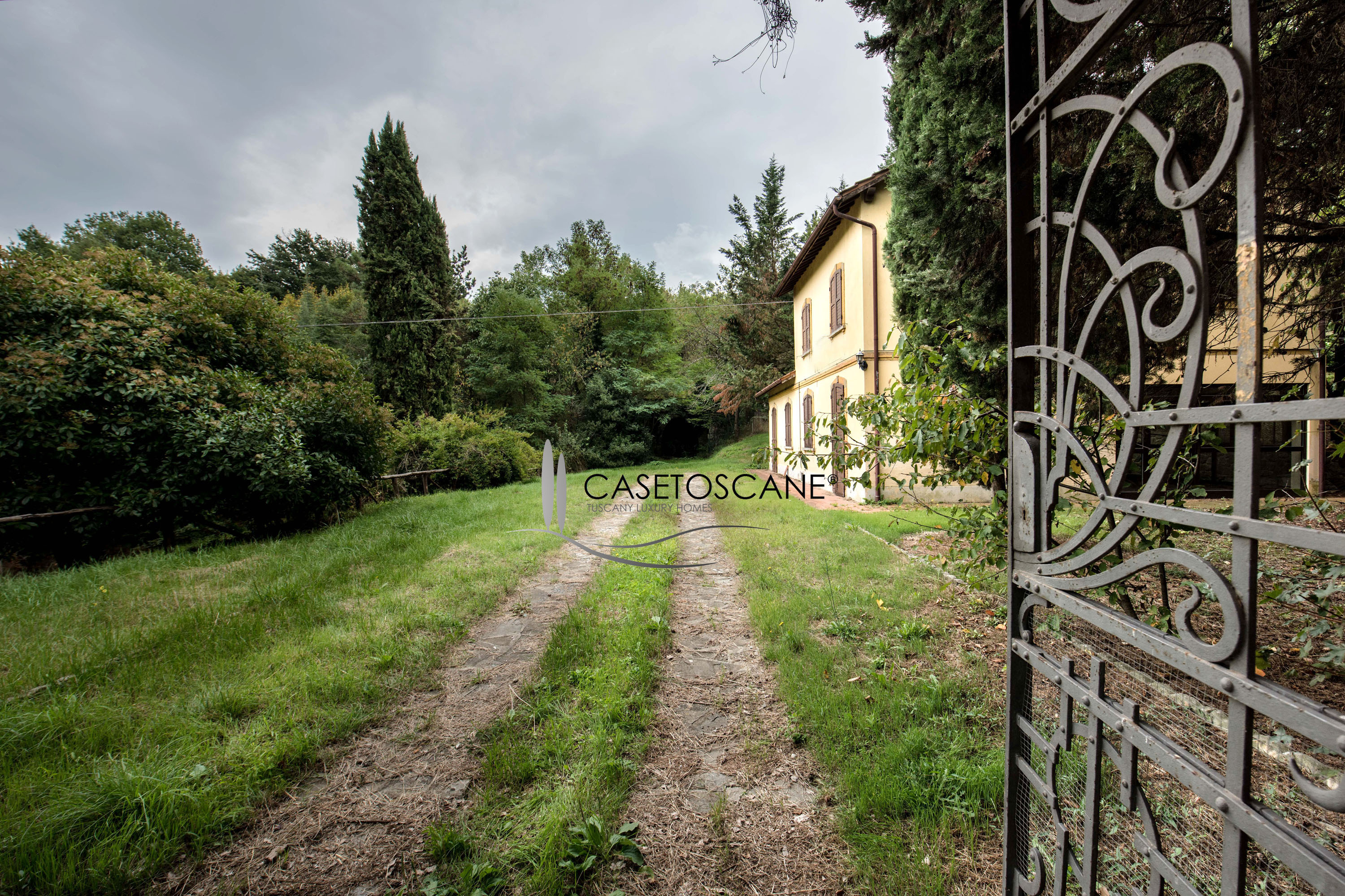 S197 - Caratteristico villino singolo di mq.165 con parco di mq.4.500 venduto completamente ristrutturato nelle colline di Arezzo.