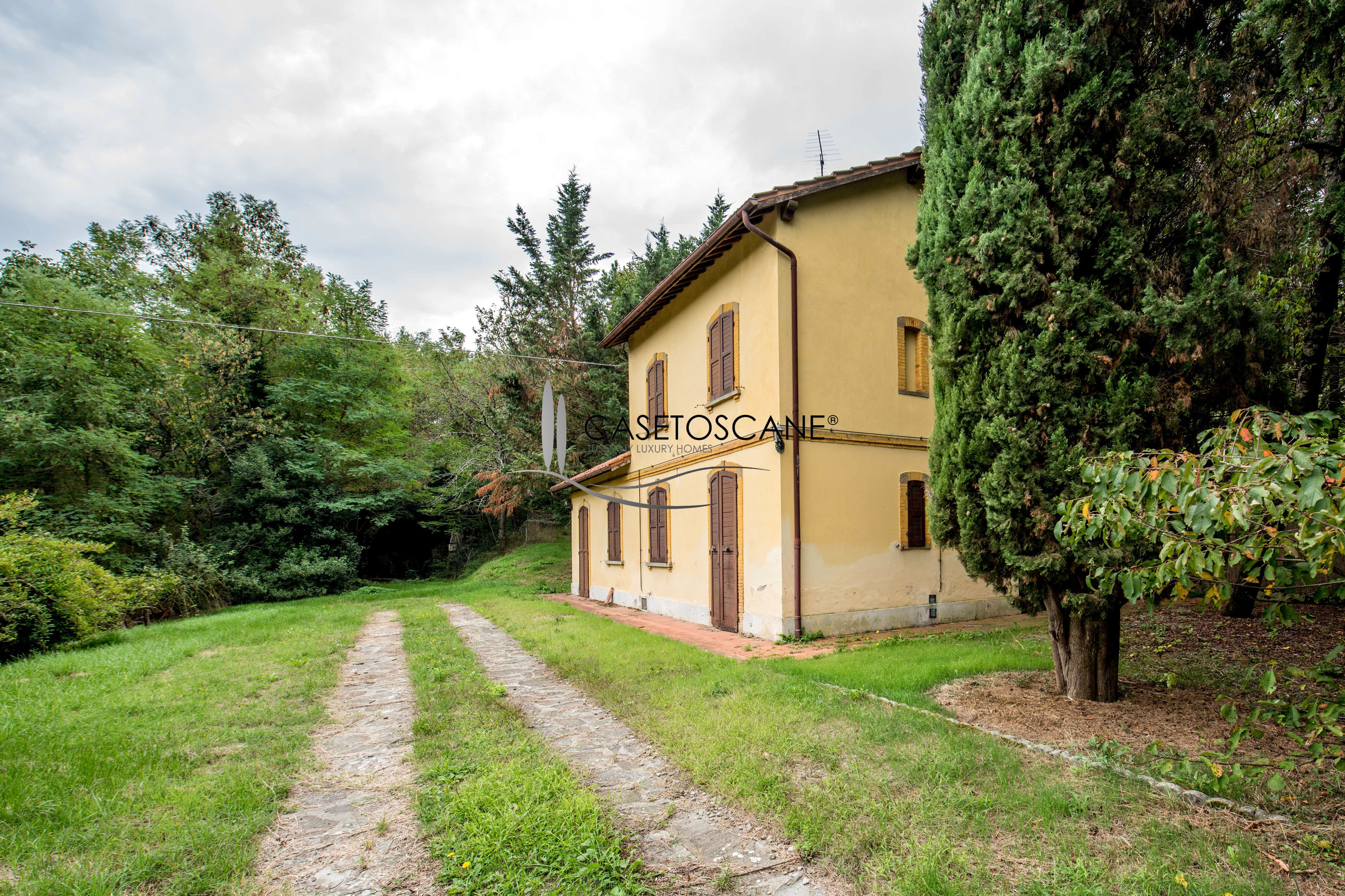 S197 - Caratteristico villino singolo di mq.165 con parco di mq.4.500 venduto completamente ristrutturato nelle colline di Arezzo.