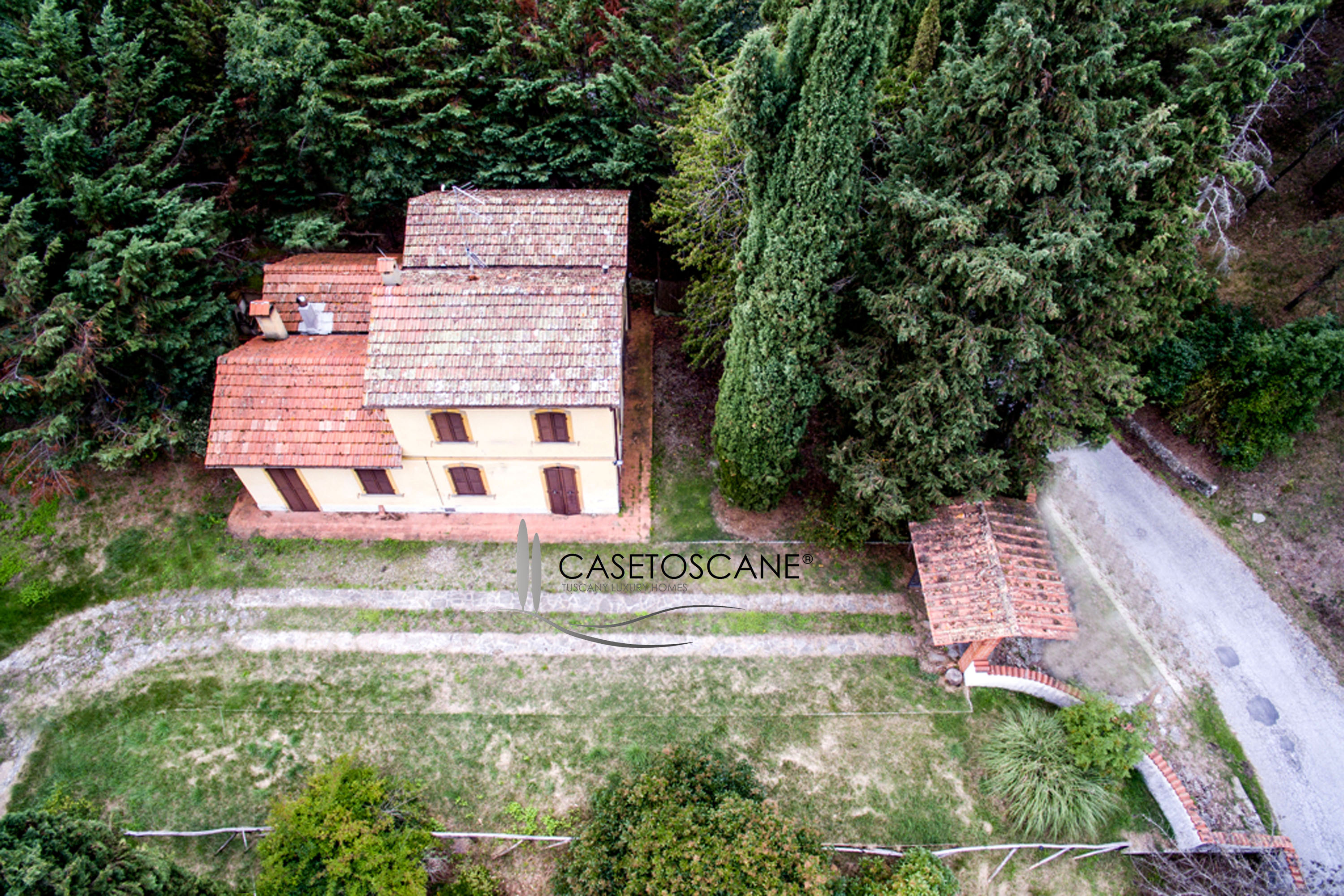 S197 - Caratteristico villino singolo di mq.165 con parco di mq.4.500 venduto completamente ristrutturato nelle colline di Arezzo.