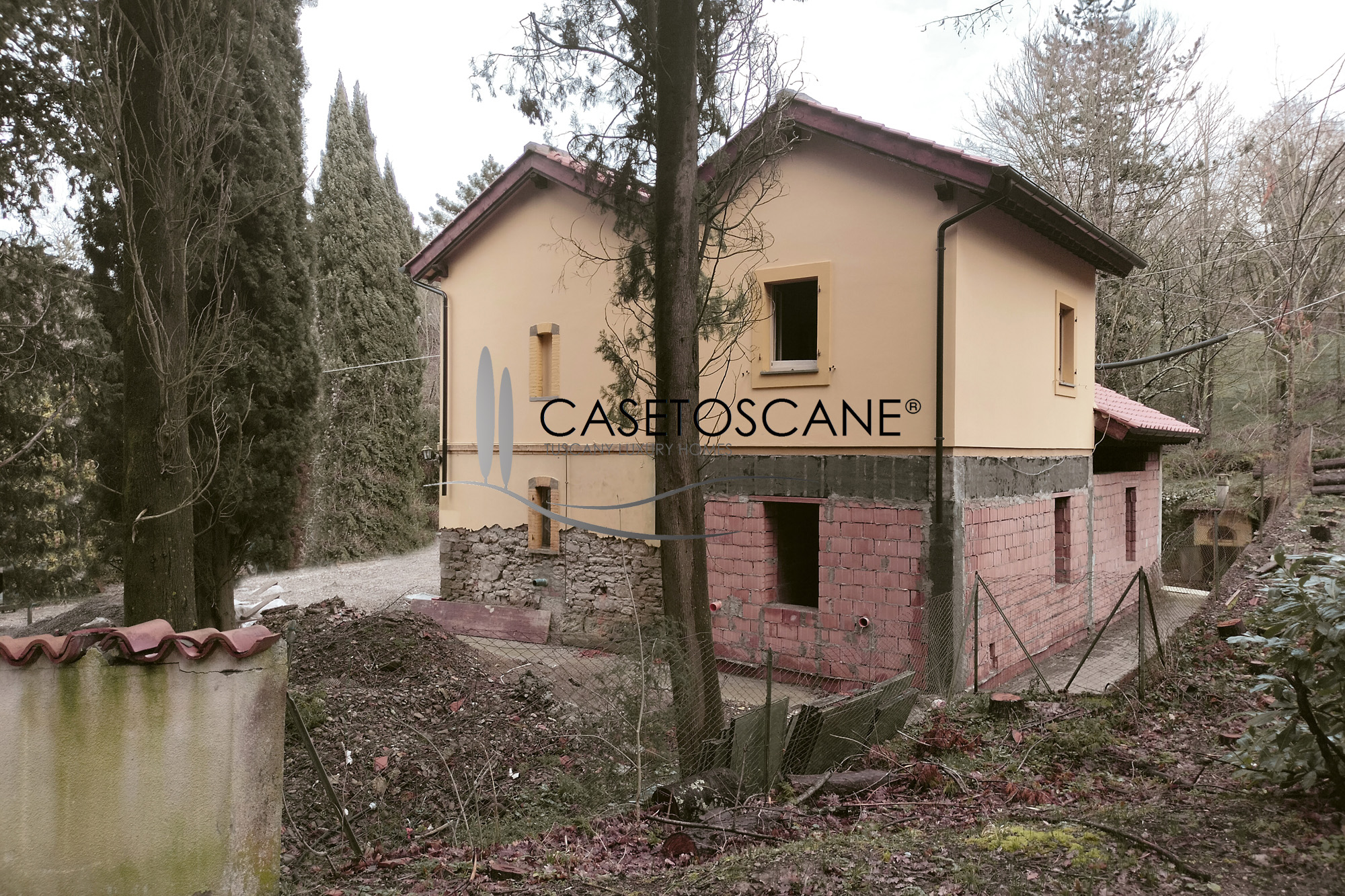 S197 - Caratteristico villino singolo di mq.165 con parco di mq.4.500 venduto completamente ristrutturato nelle colline di Arezzo.